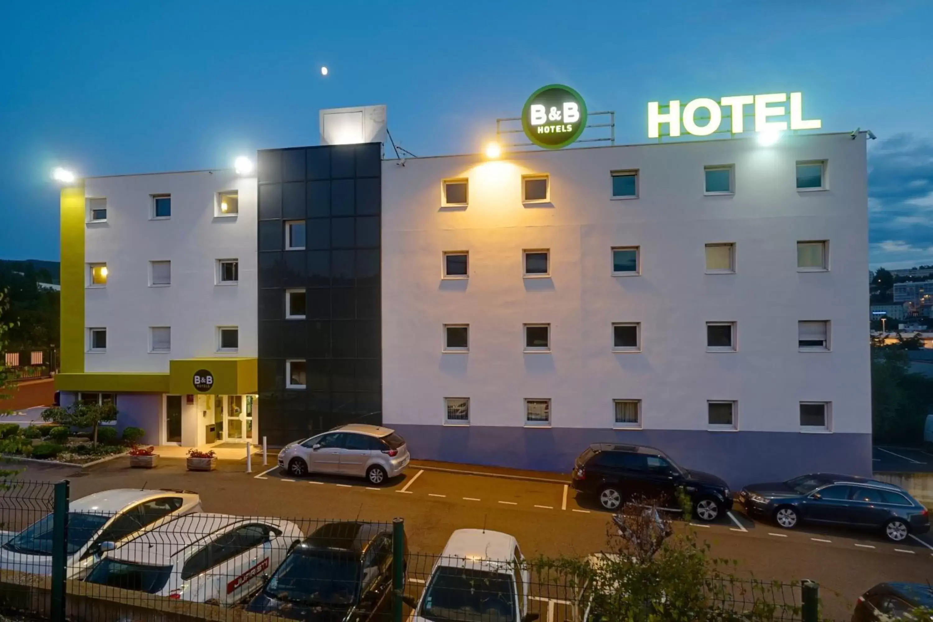 Night, Property Building in B&B HOTEL Saint-Etienne Monthieu