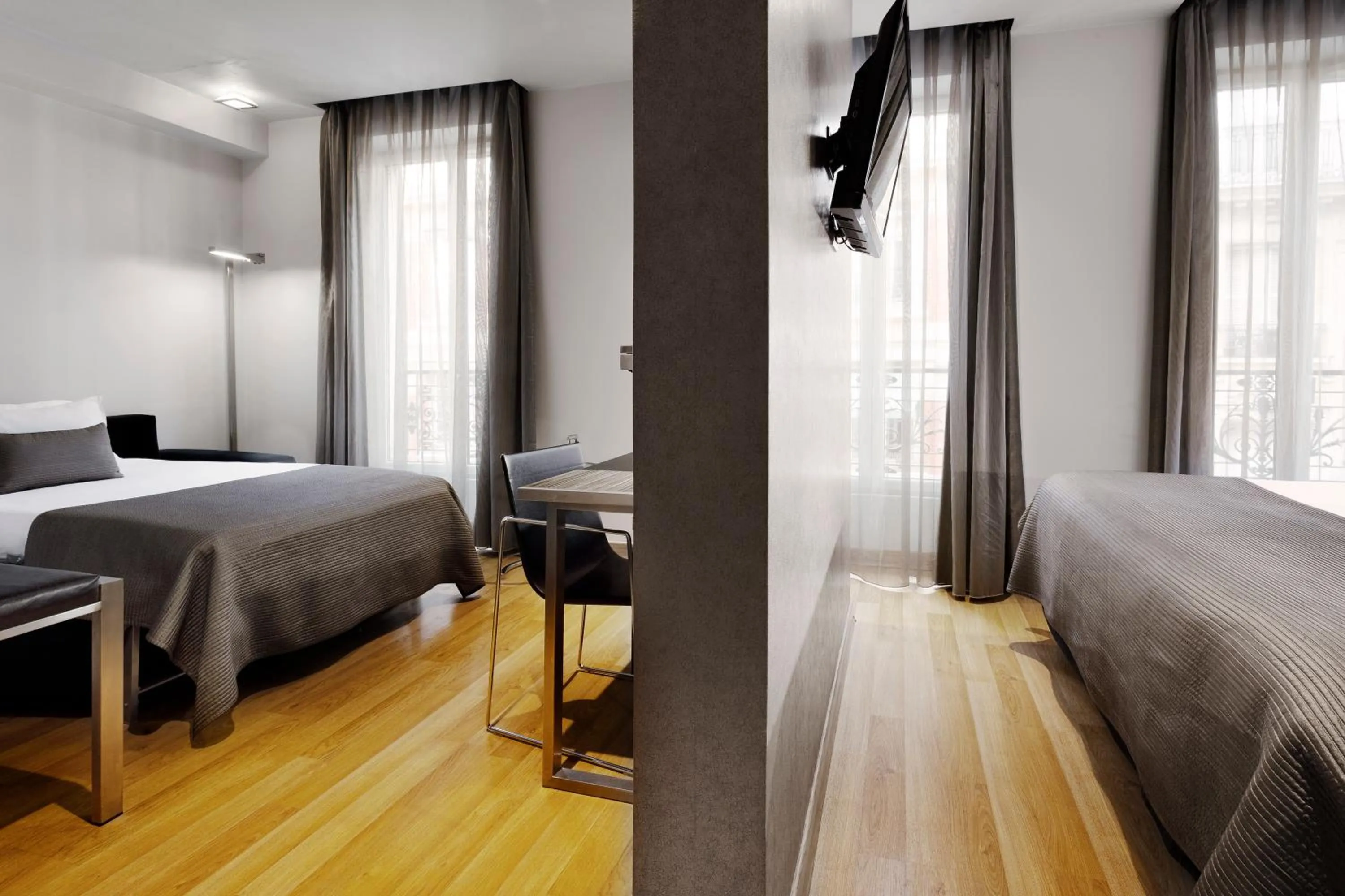 Photo of the whole room, Bed in Exe Panorama