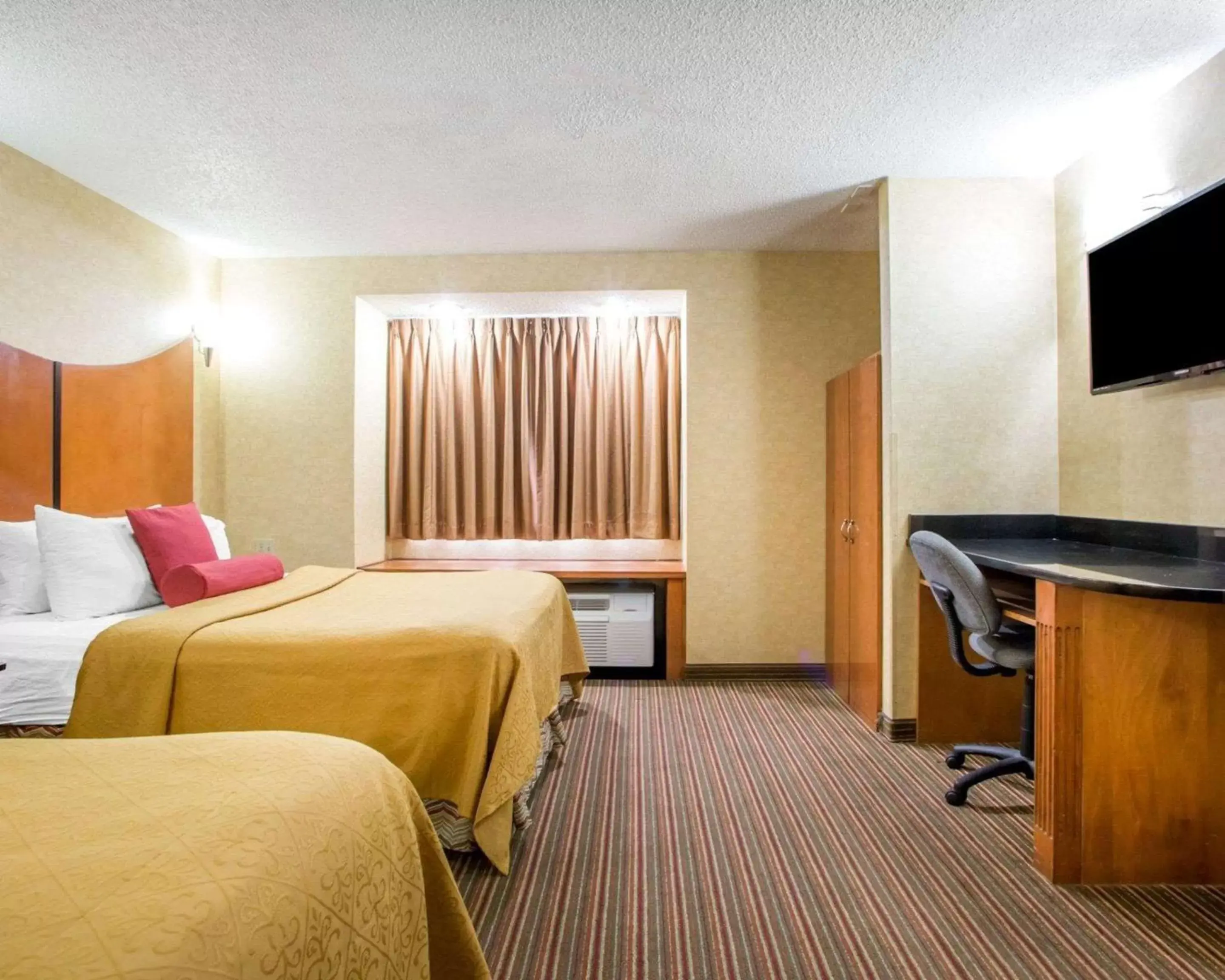 Photo of the whole room, Bed in Quality Inn and Suites North/Polaris