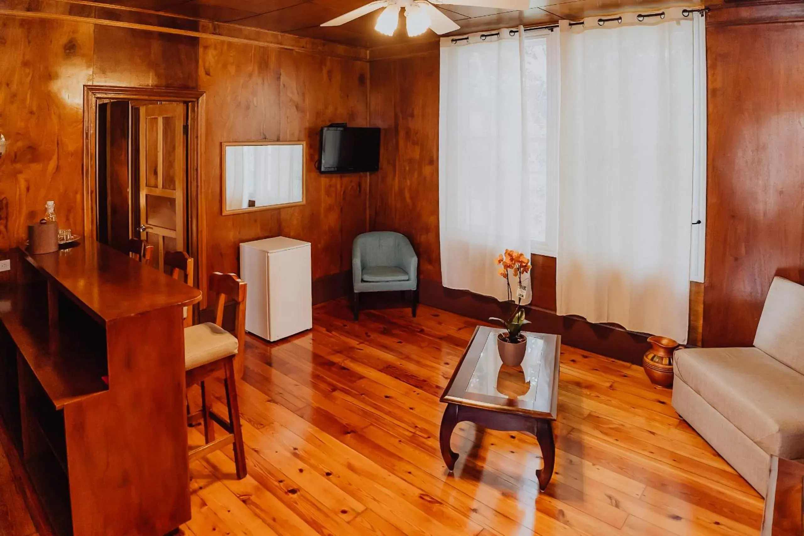 TV and multimedia, Seating Area in Hotel Dunn Inn