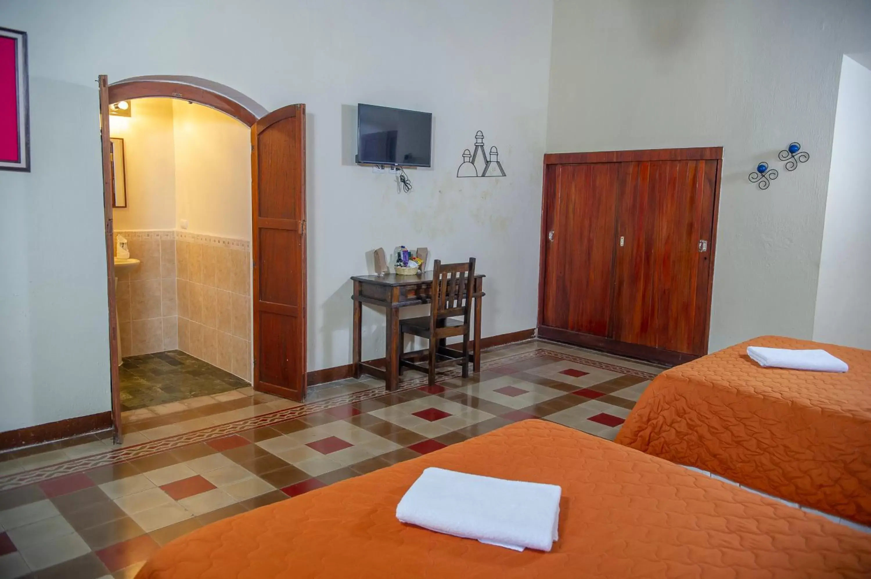 Bed, TV/Entertainment Center in Hotel Convento Santa Catalina by AHS