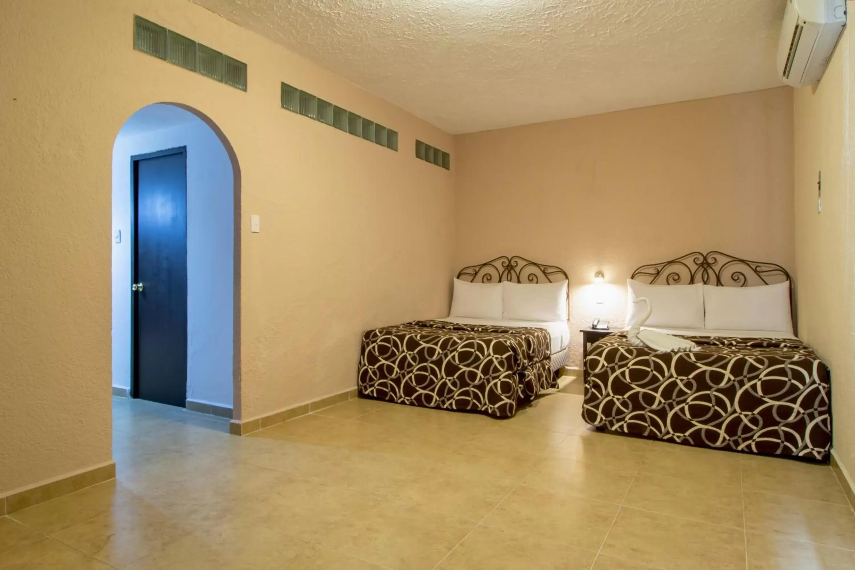 Photo of the whole room, Bed in Hotel Colon Merida