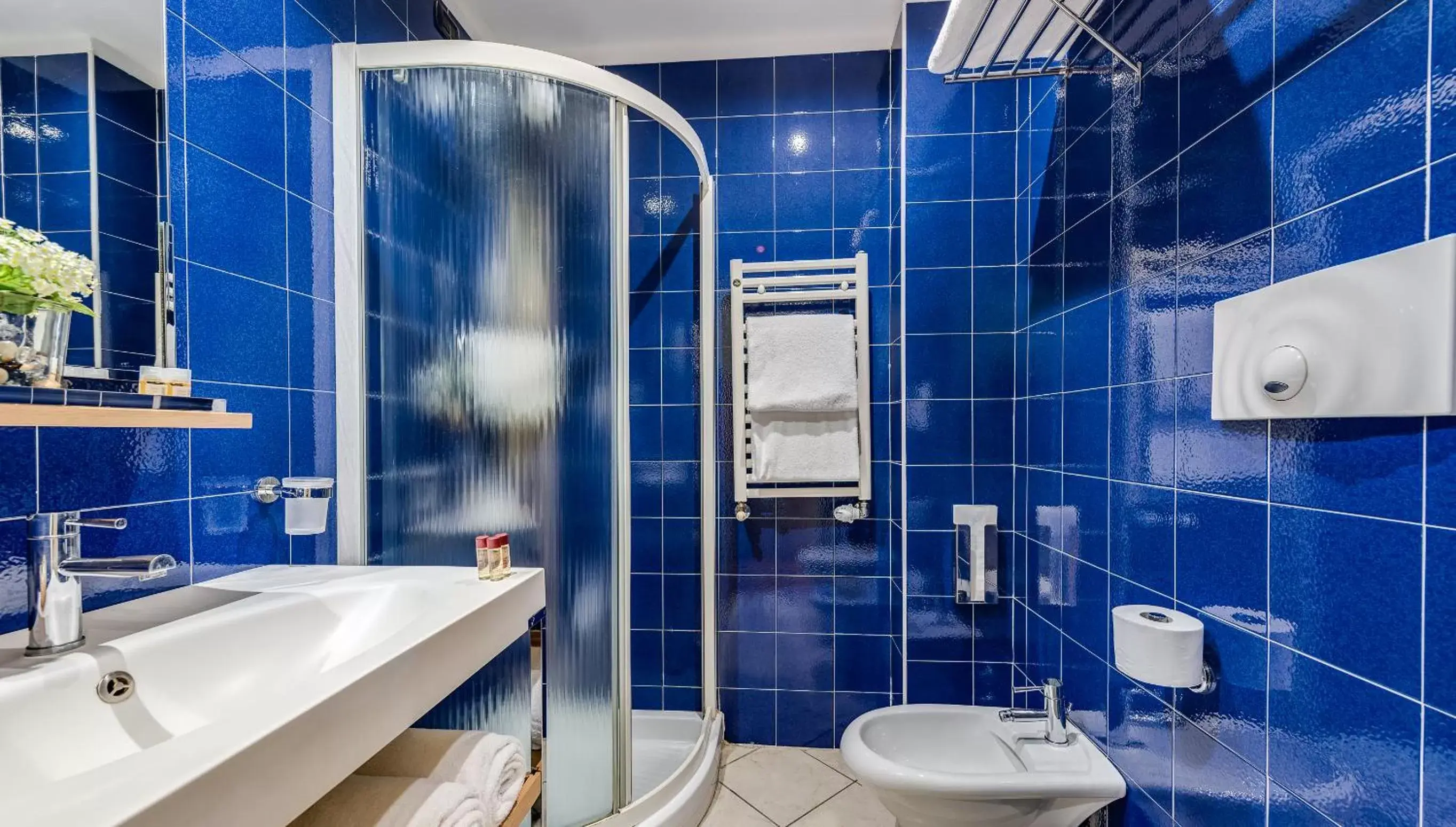 Shower, Bathroom in Hotel La Fortezza