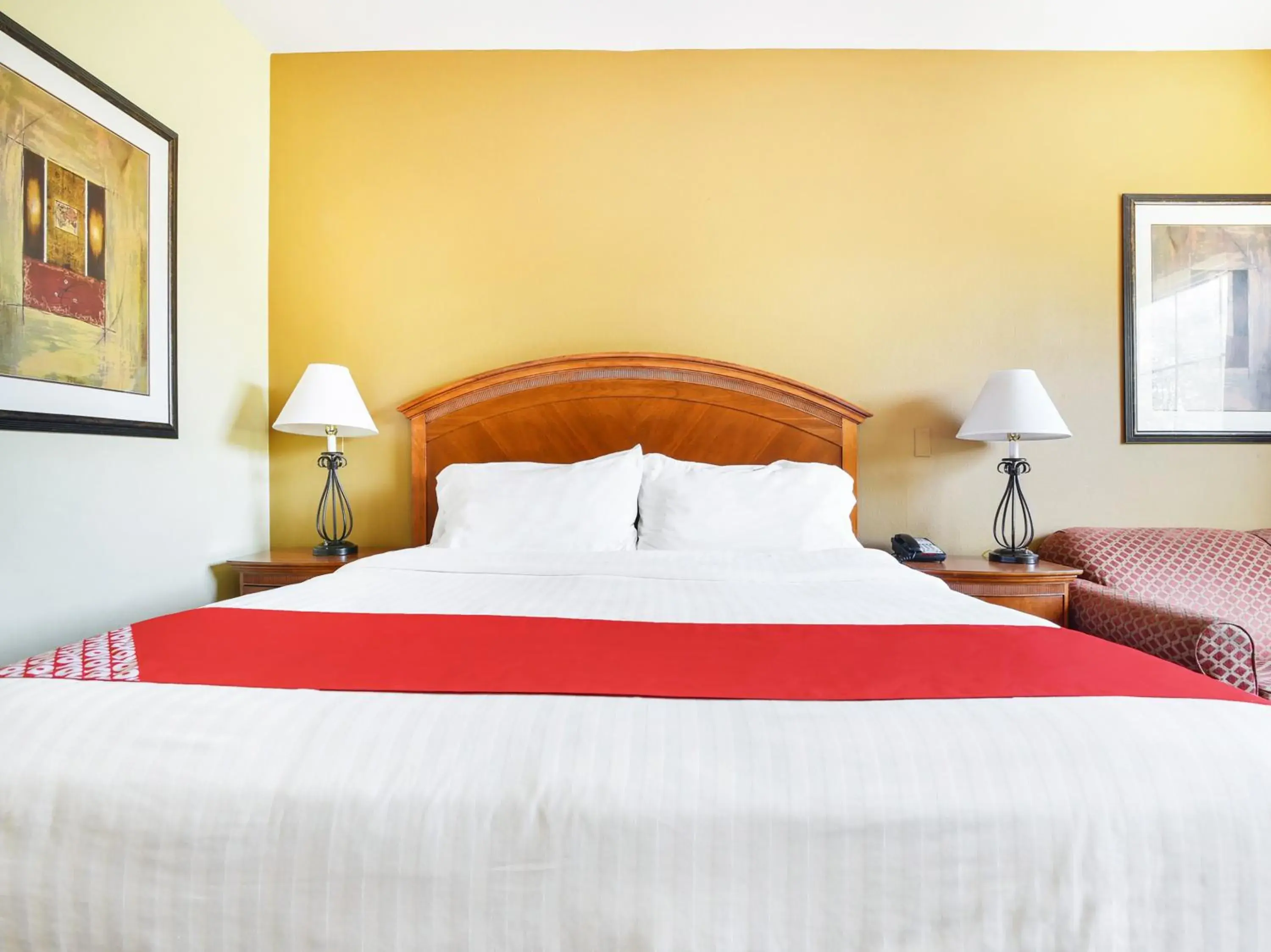 Bedroom, Bed in OYO Townhouse Oklahoma City Airport