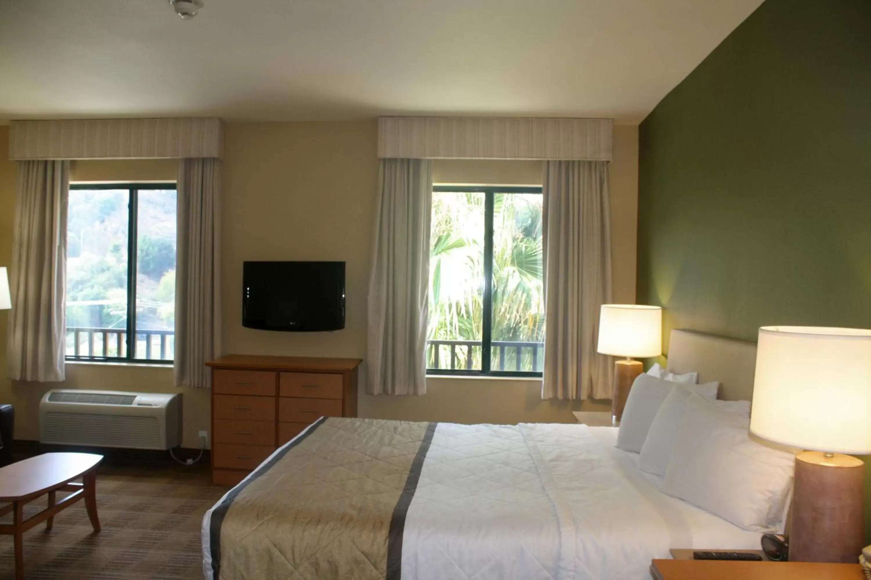 Bed in Extended Stay America Suites - San Rafael - Francisco Blvd East