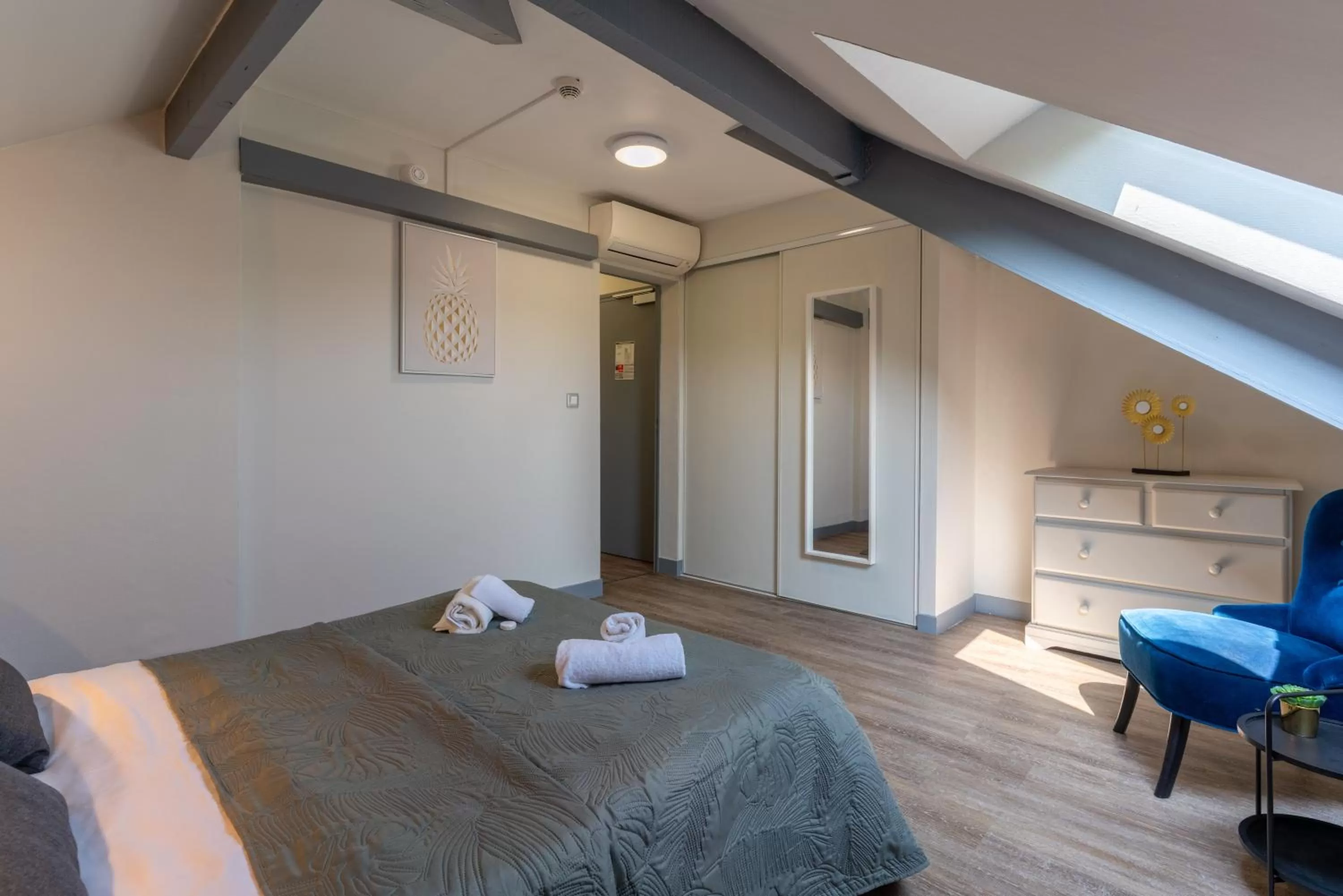 Photo of the whole room, Bed in Residence Croma