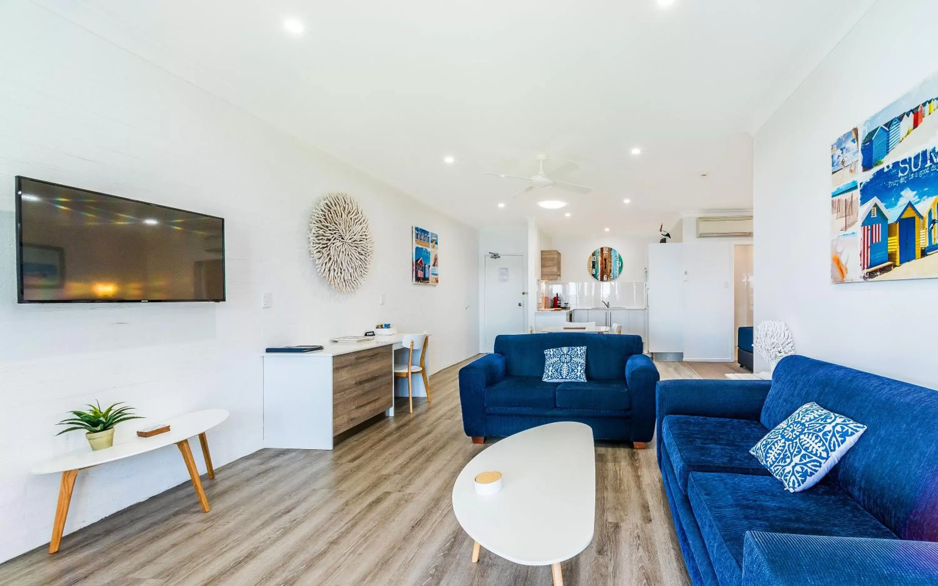 Photo of the whole room, Seating Area in Moby Dick Waterfront Resort Motel