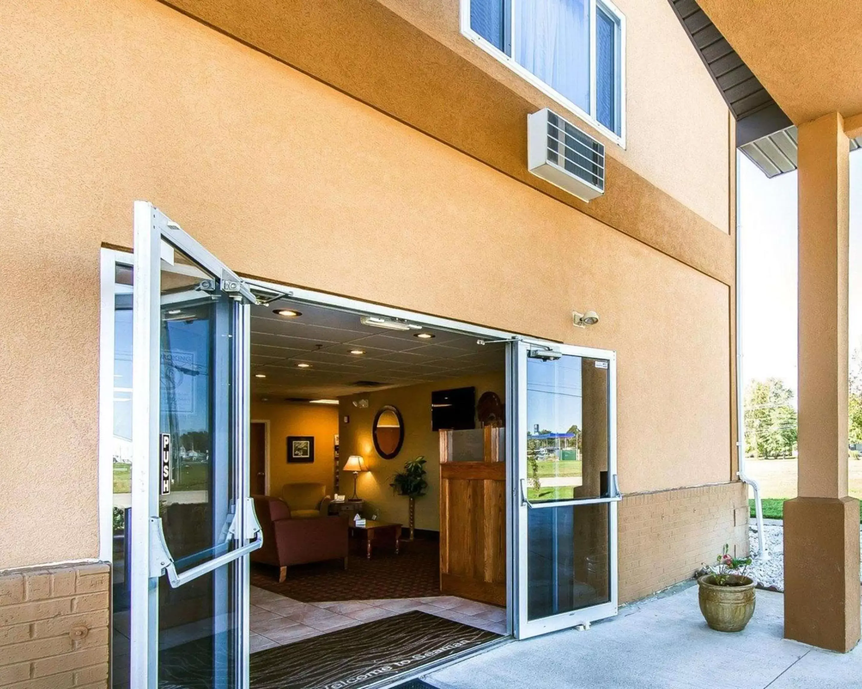 Property building in Quality Inn Seaman Property building in Quality Inn Seaman