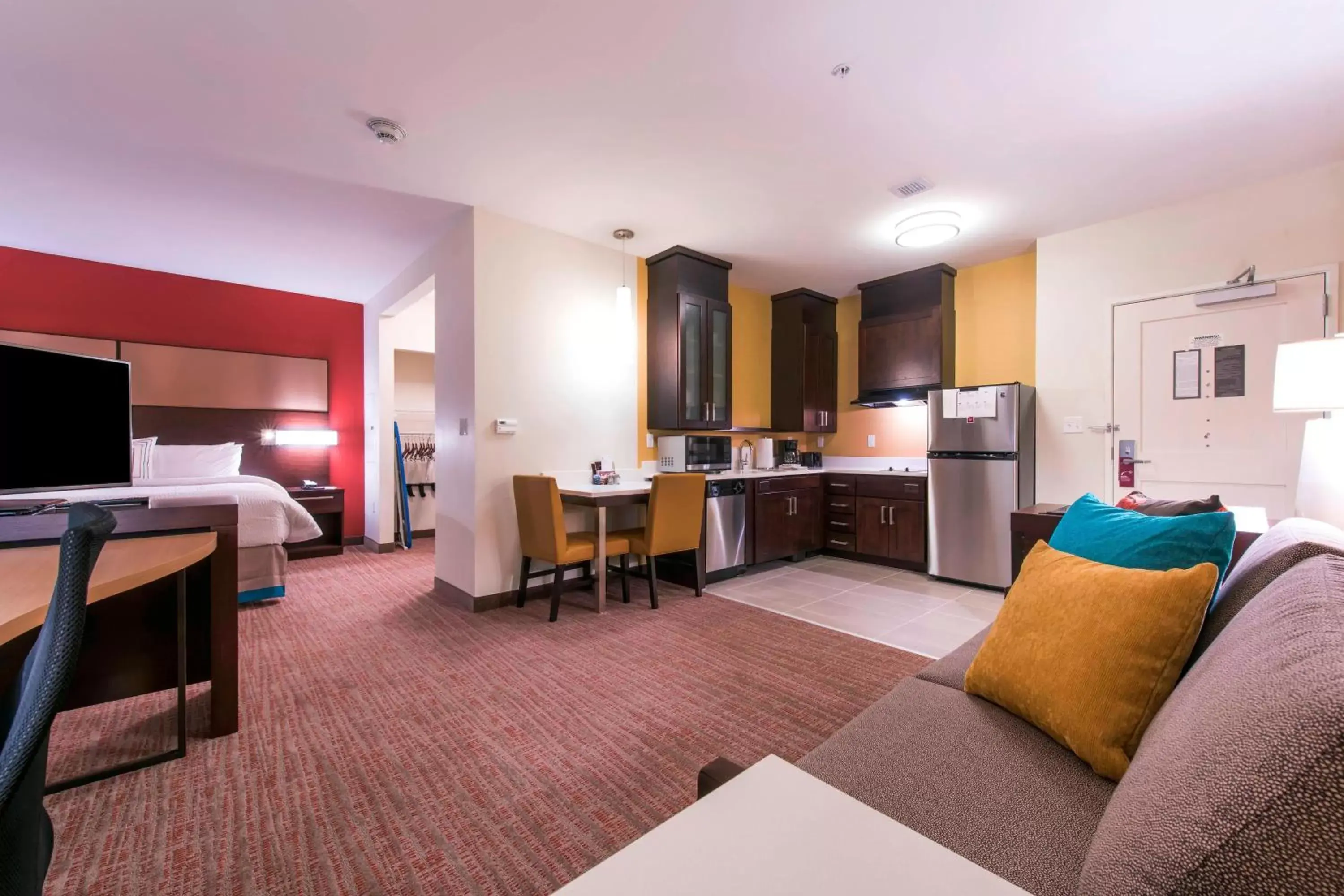 Kitchen or kitchenette, Seating Area in Residence Inn by Marriott Nashua