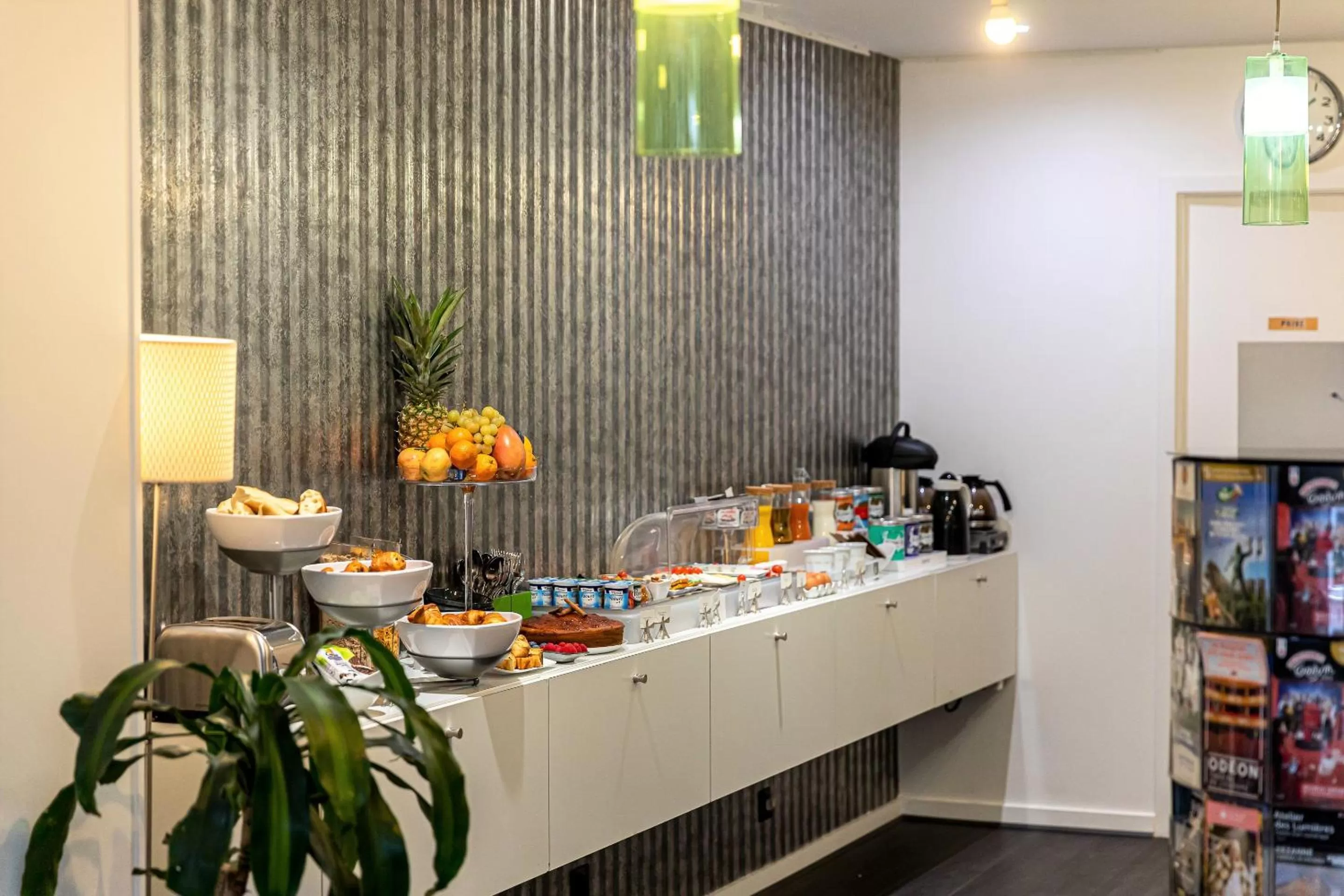 Breakfast in Hotel Glasgow Monceau by Patrick Hayat