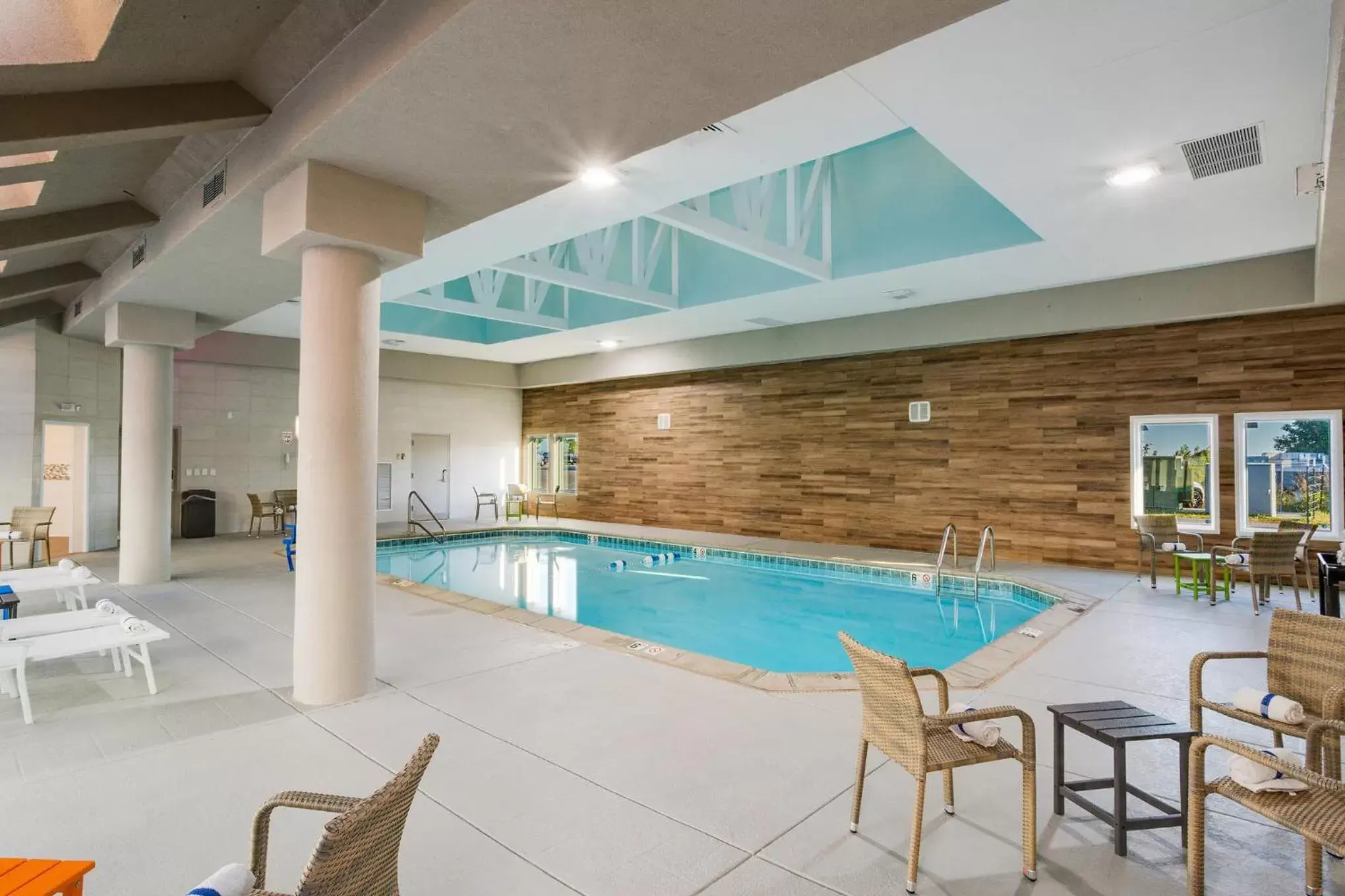 Swimming Pool in Orangewood Inn & Suites Kansas City Airport