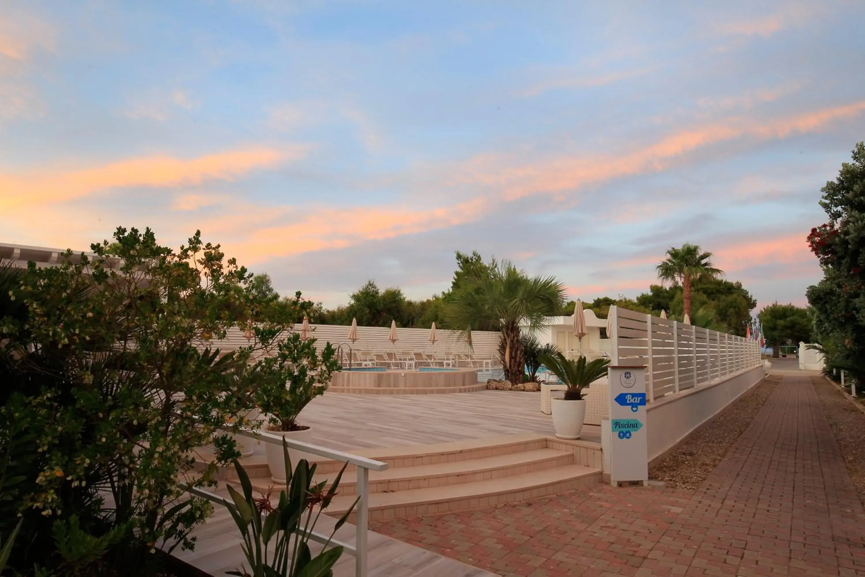 Swimming pool, Balcony/Terrace in Garden Hotel Ripa
