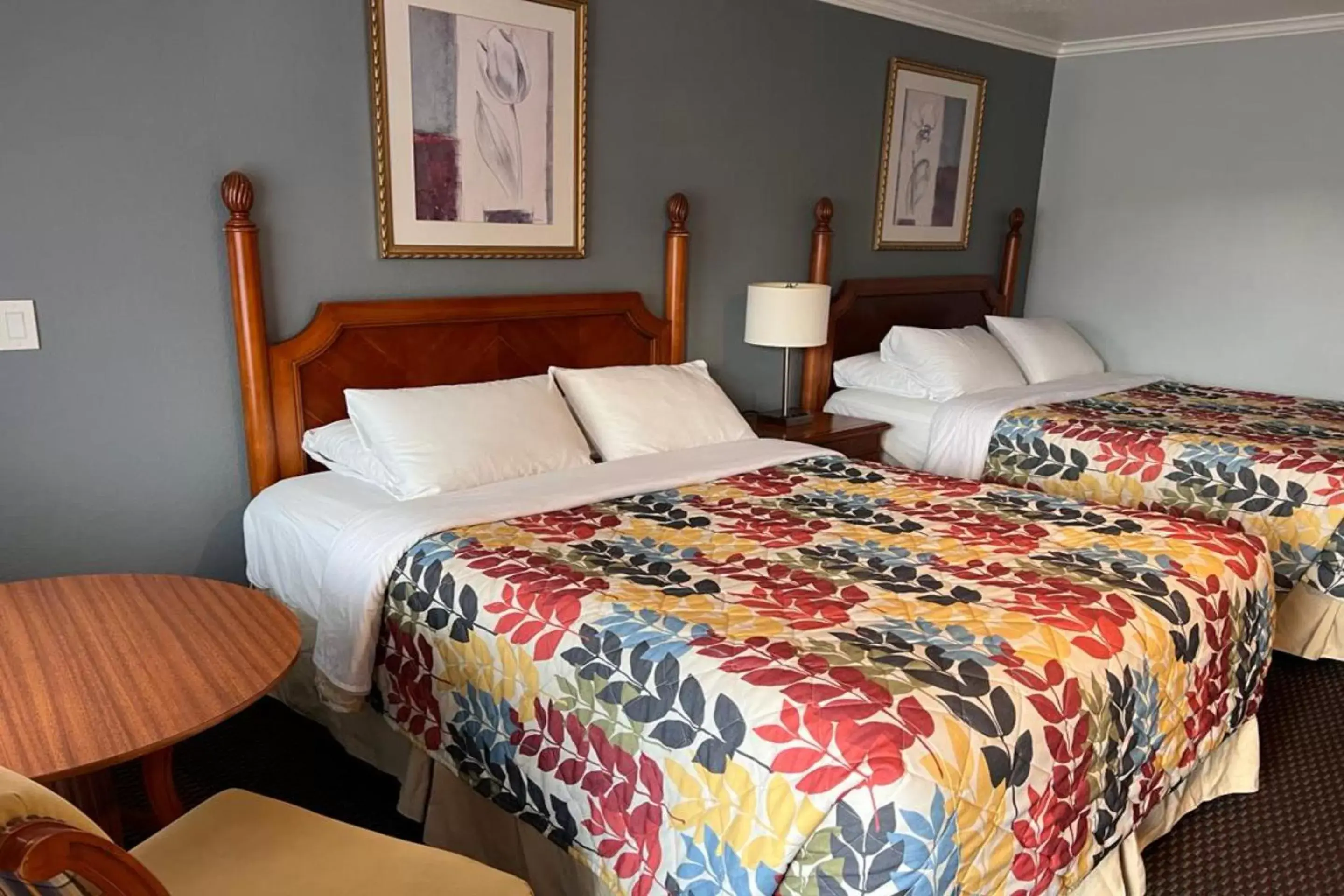 Bedroom, Bed in The Islander Motel Santa Cruz