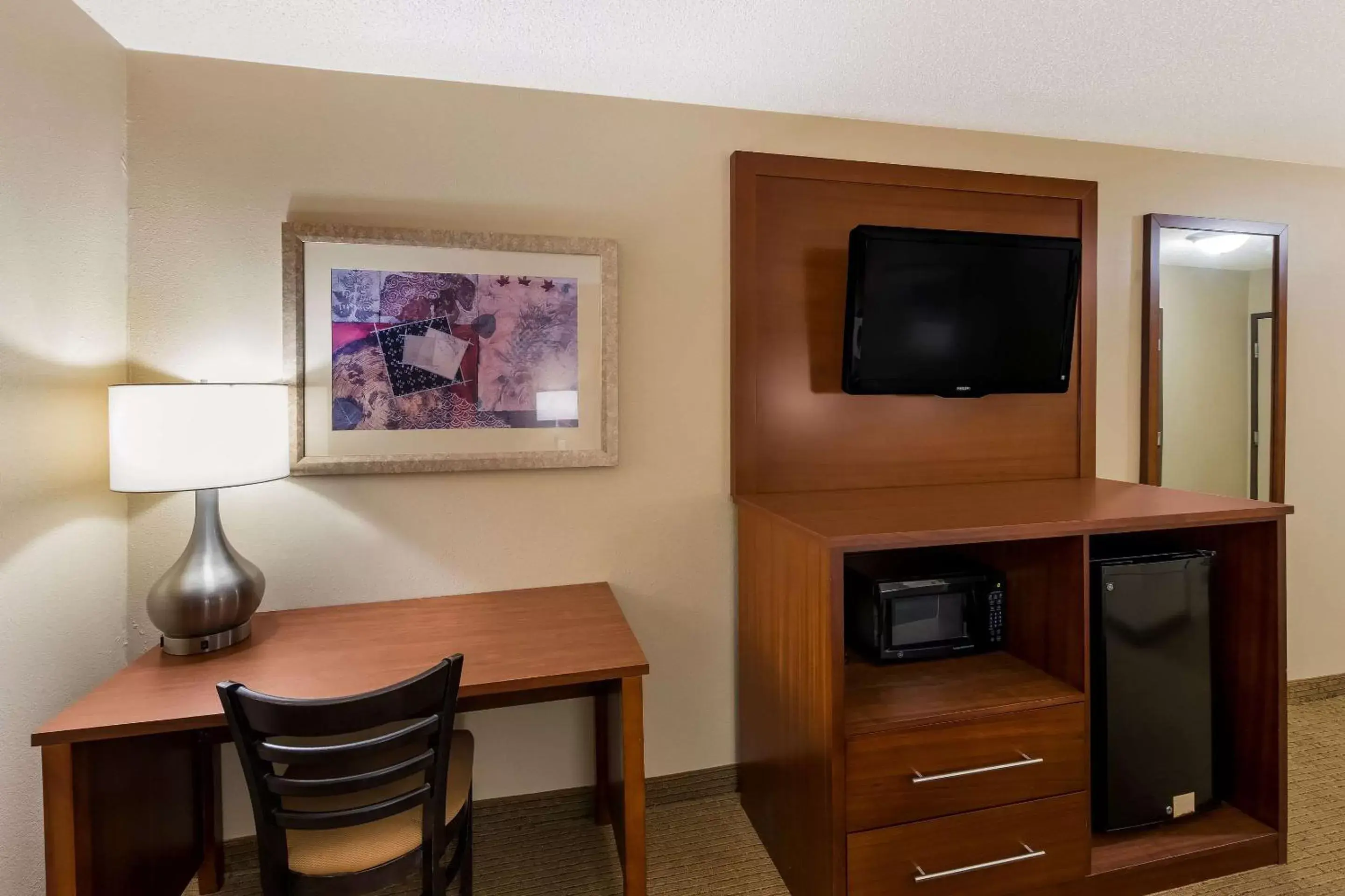 Bedroom, TV/Entertainment Center in Quality Inn Marysville