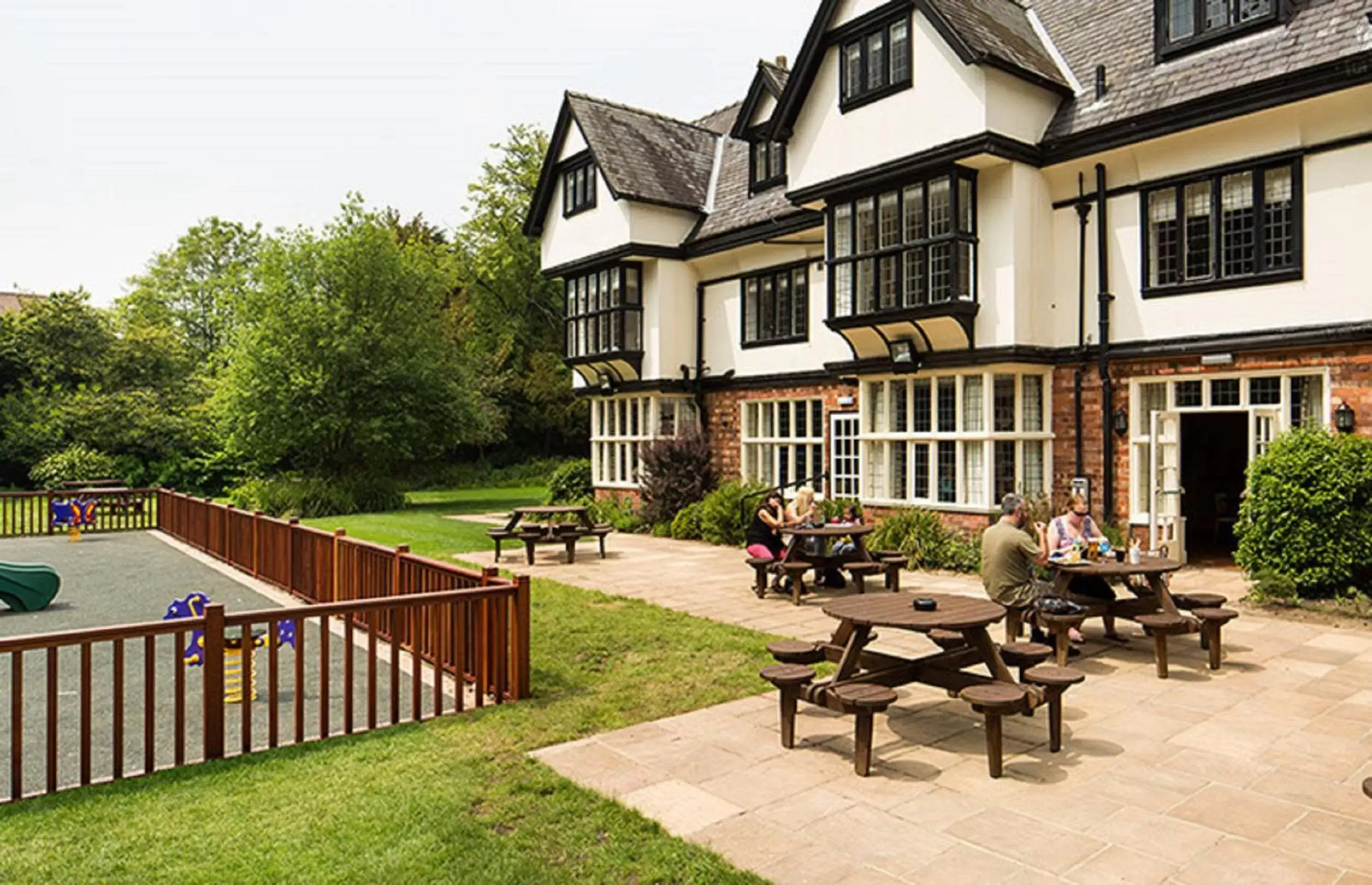 Garden, Property Building in The Inn at Woodhall Spa