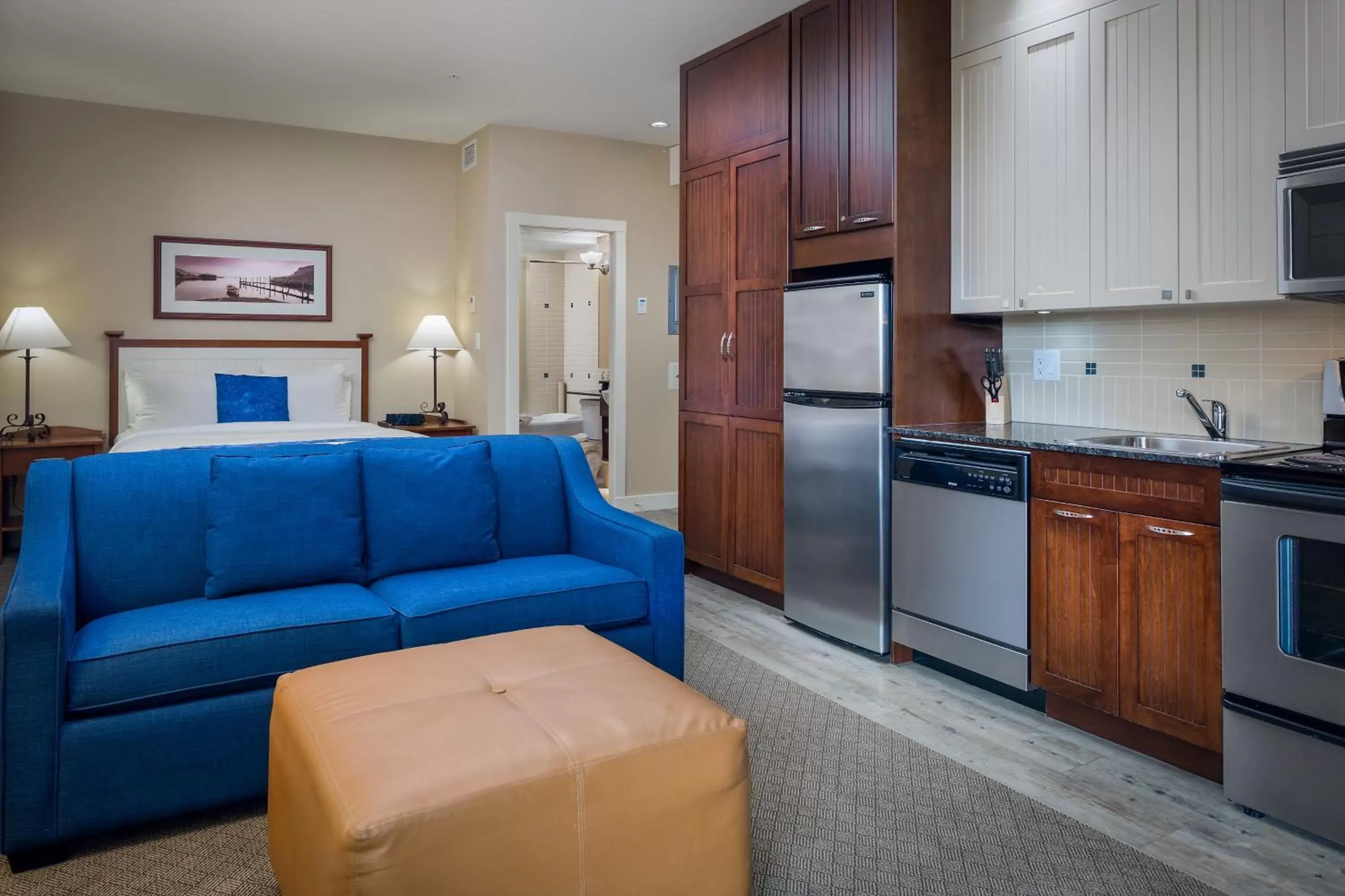 Kitchen or kitchenette, Seating Area in Summerland Waterfront Resort & Spa