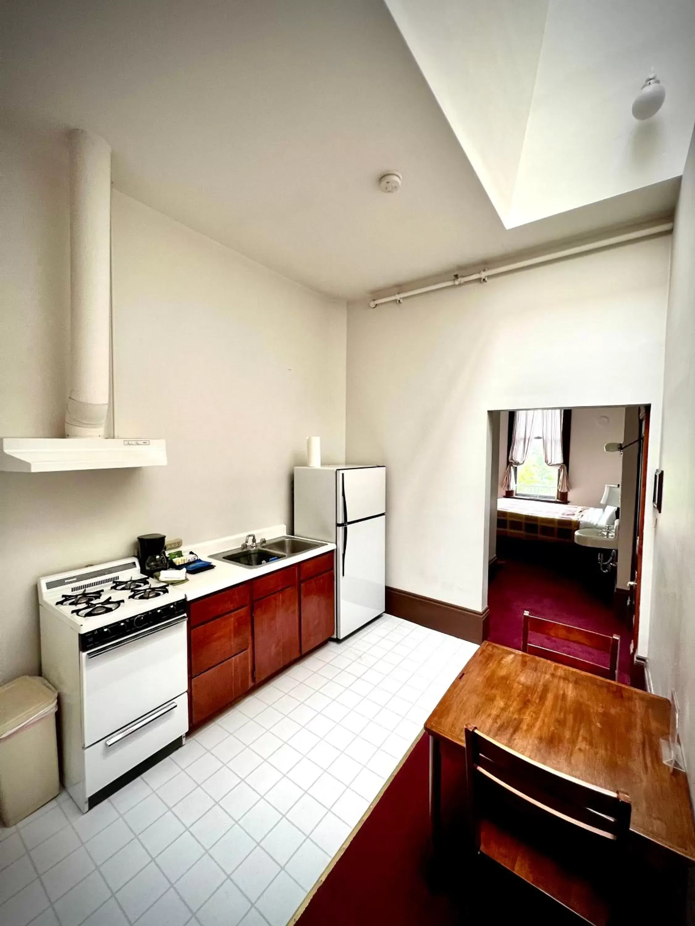 Kitchen/Kitchenette in The Monarch Hotel