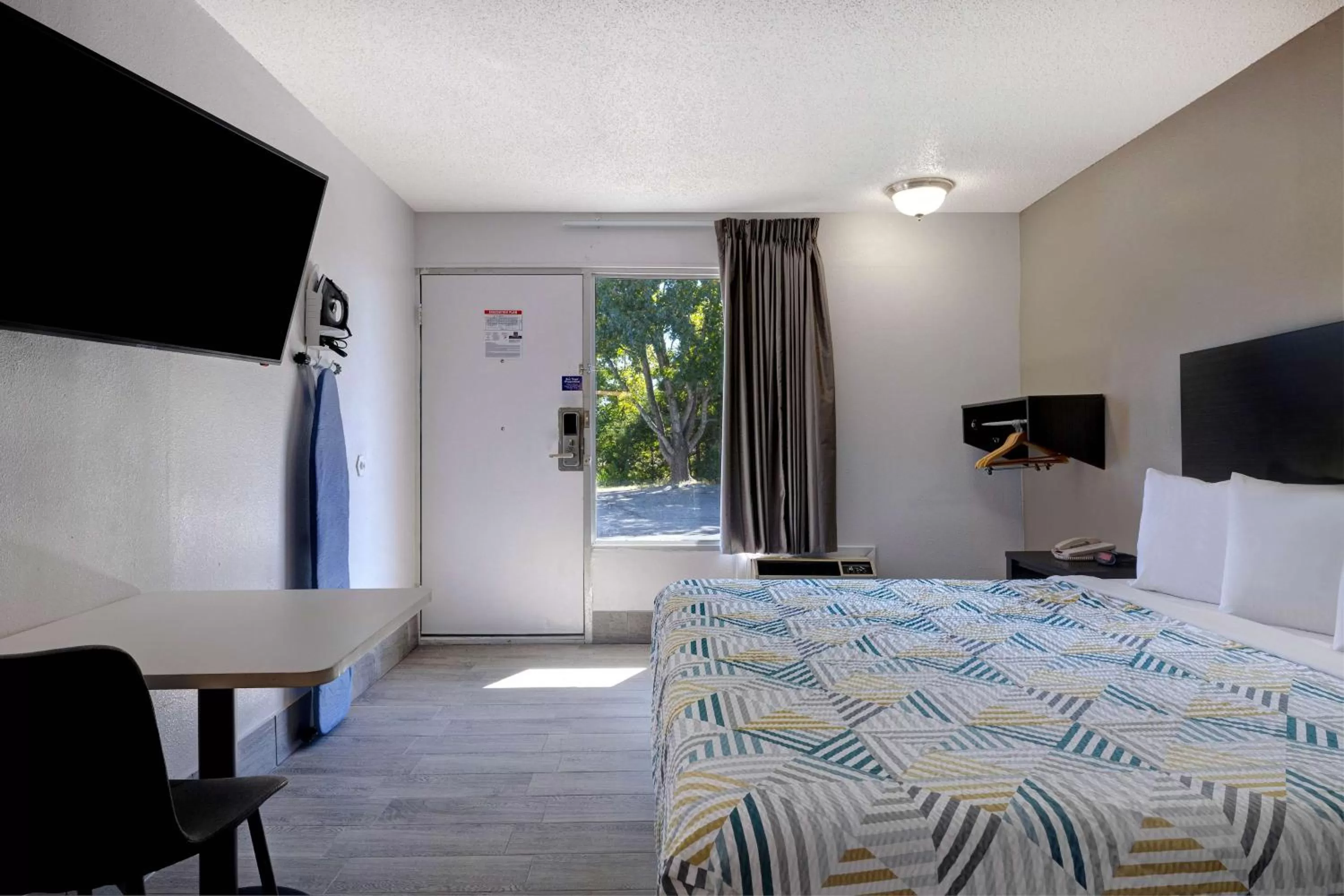 Bedroom, Bed in Crestview Inn