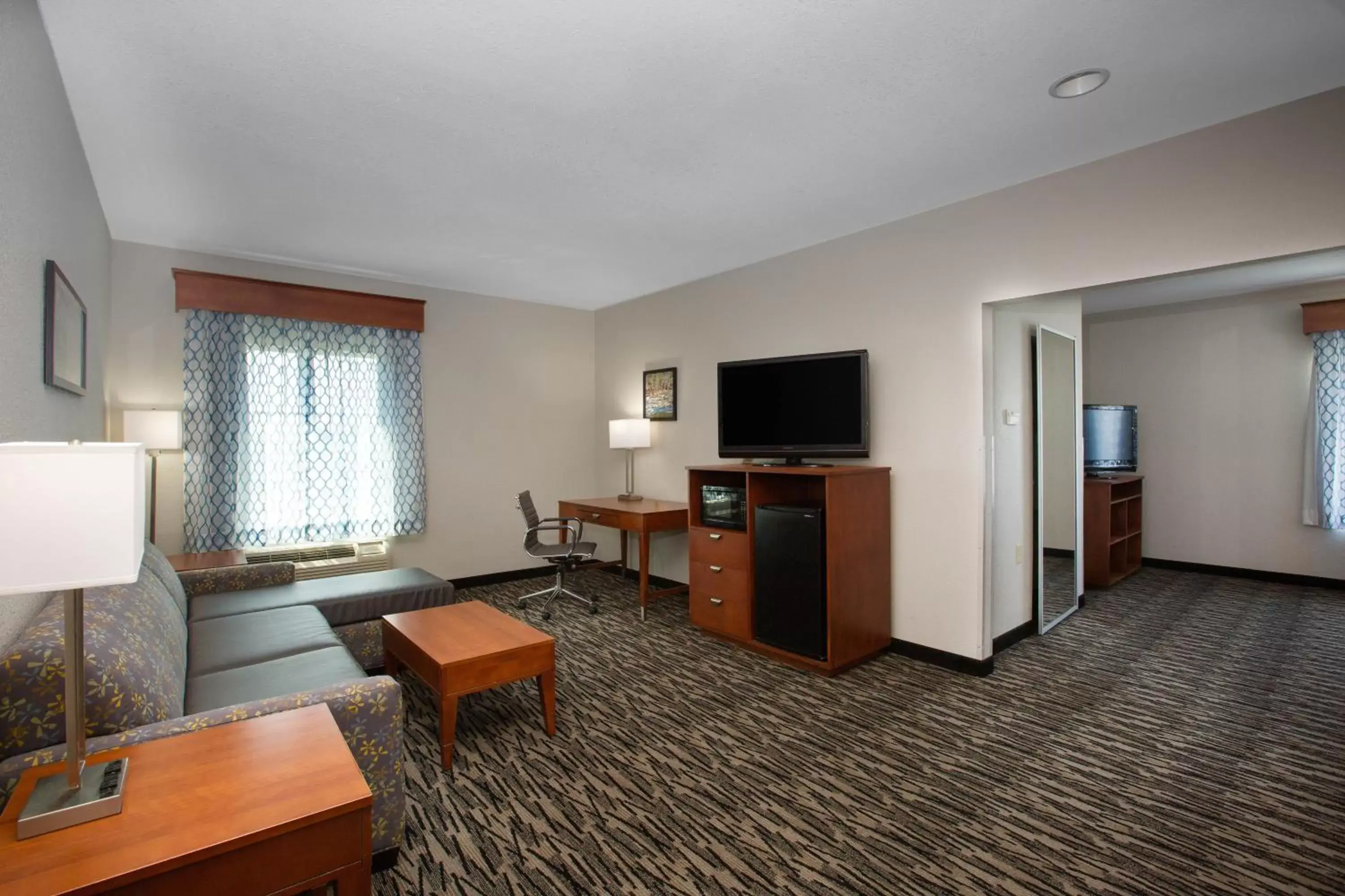 Seating area, TV/Entertainment Center in La Quinta by Wyndham Tupelo