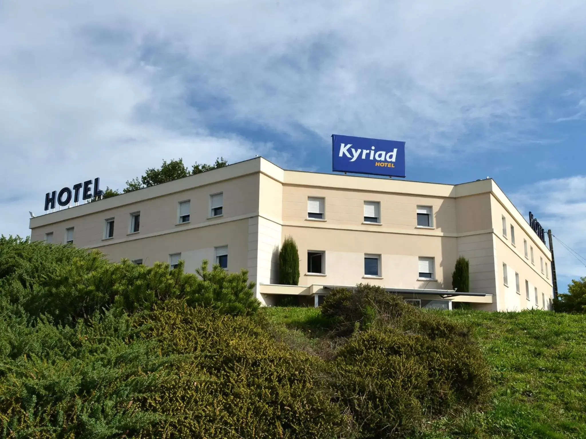 Facade/entrance, Property Building in Hôtel Kyriad Brive Ouest