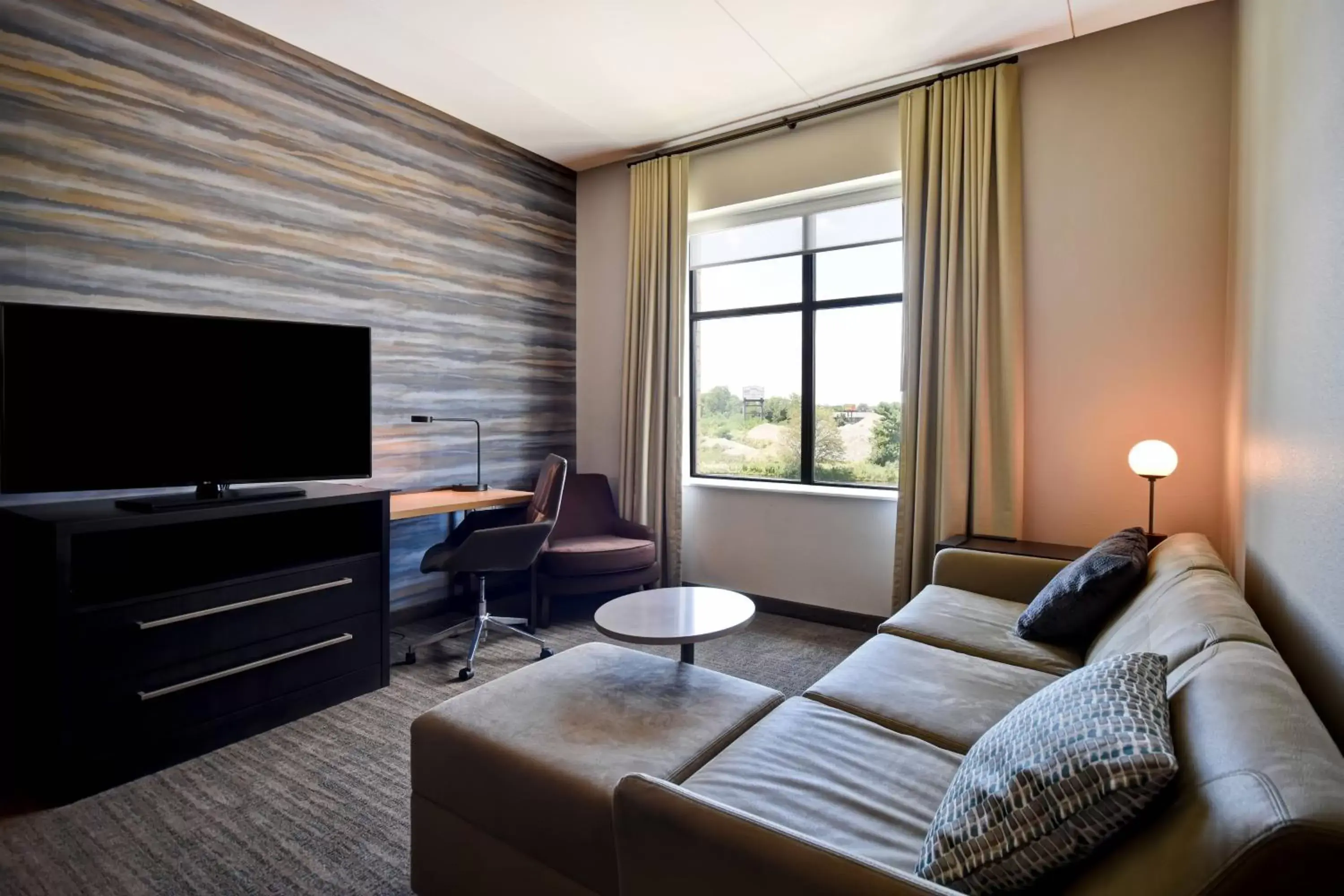 Living room, TV/Entertainment Center in Residence Inn by Marriott Cincinnati Northeast/Mason