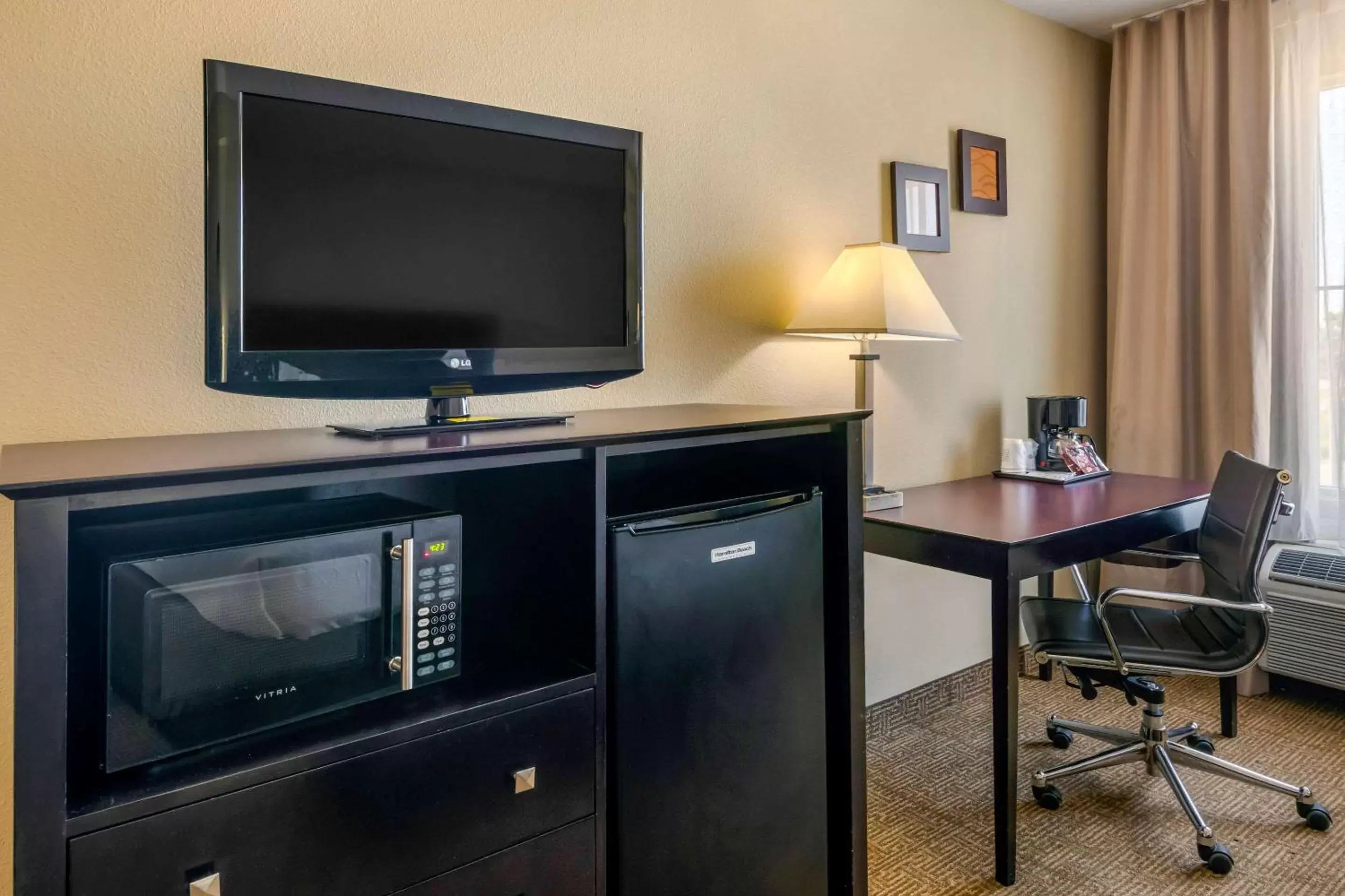 Photo of the whole room, TV/Entertainment Center in Comfort Inn International Drive