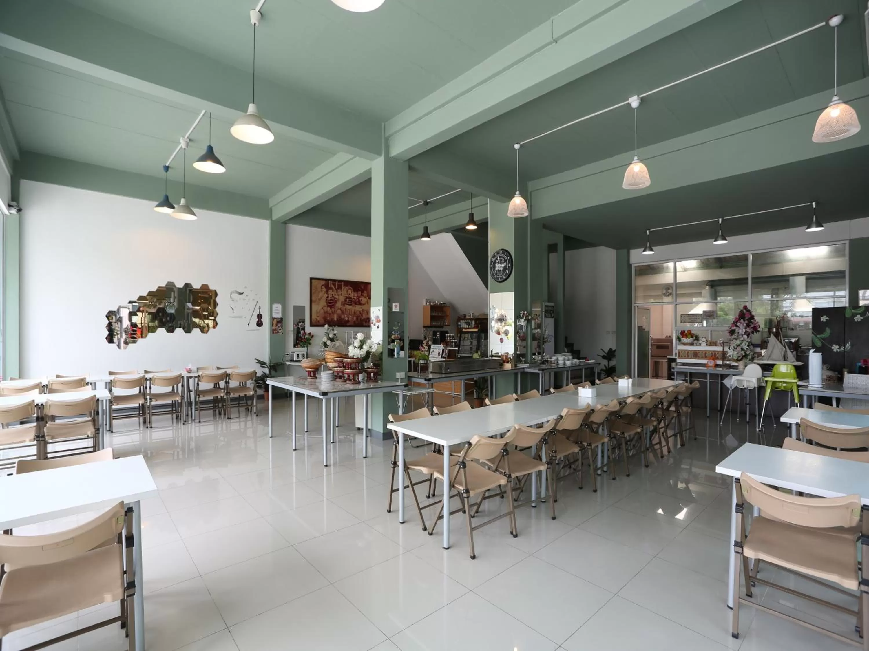 Restaurant/places to eat in The Lilly Hotel