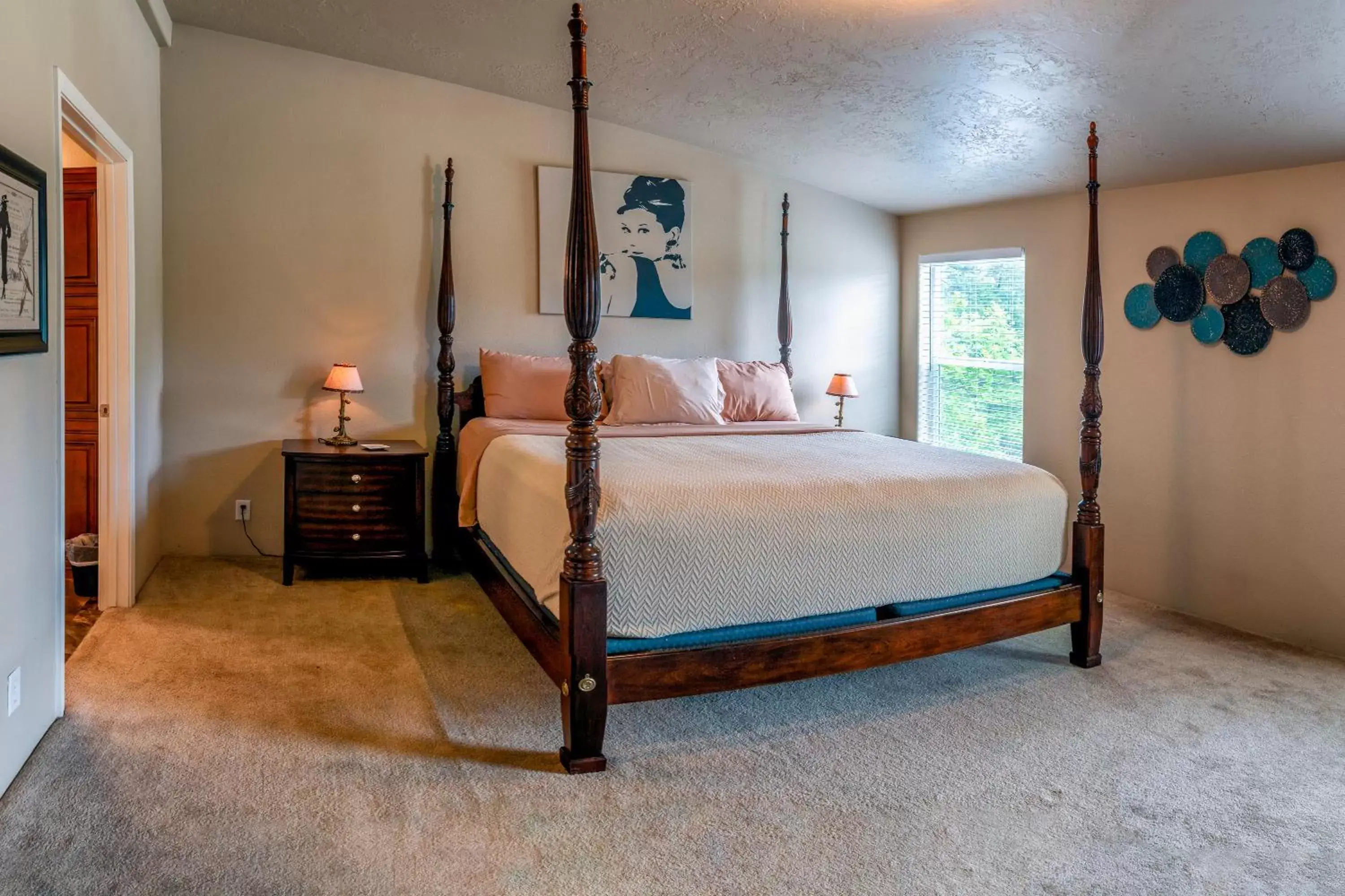 Bedroom, Bed in Callahan's Lodge