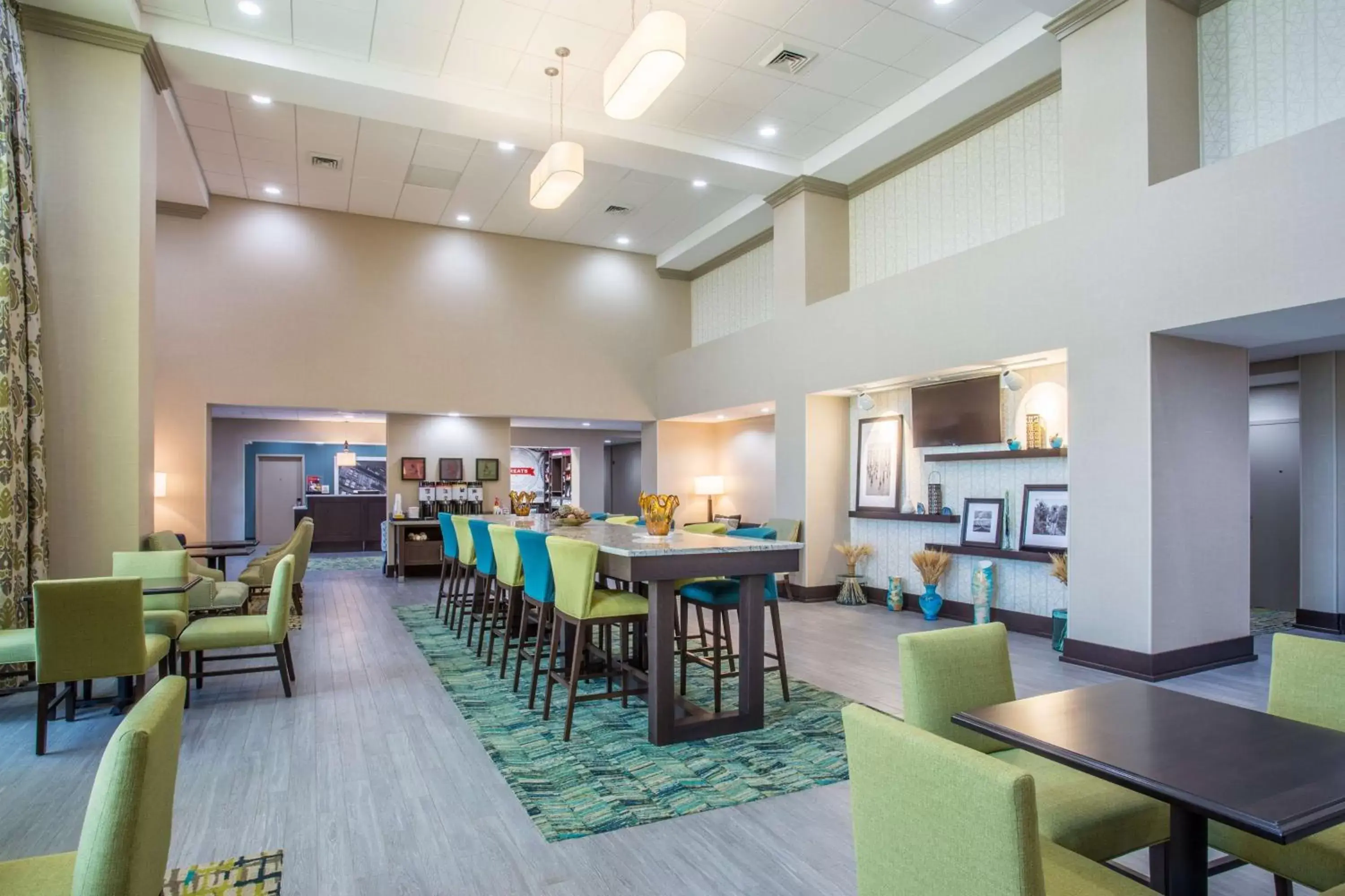 Lobby or reception, Restaurant/Places to Eat in Hampton Inn & Suites Yonkers - Westchester