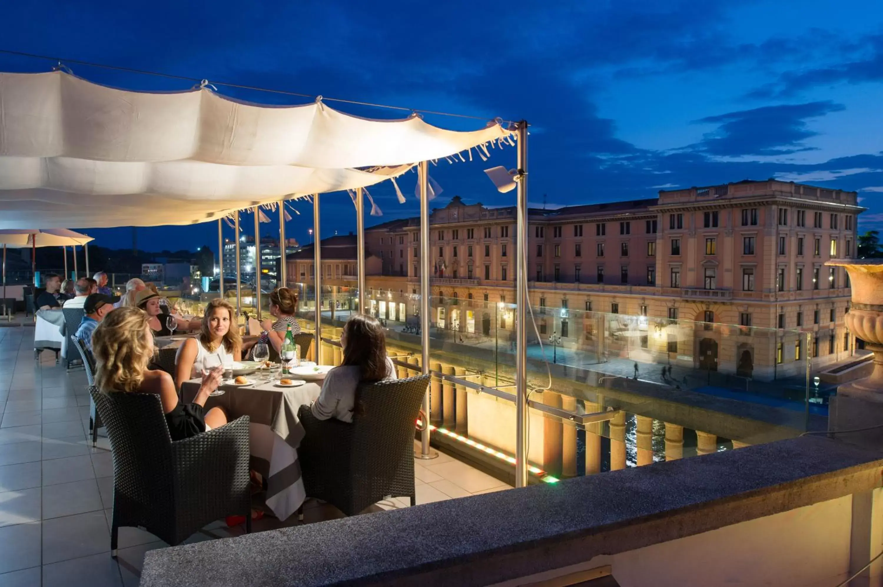 Restaurant/places to eat in Hotel Carlton On The Grand Canal