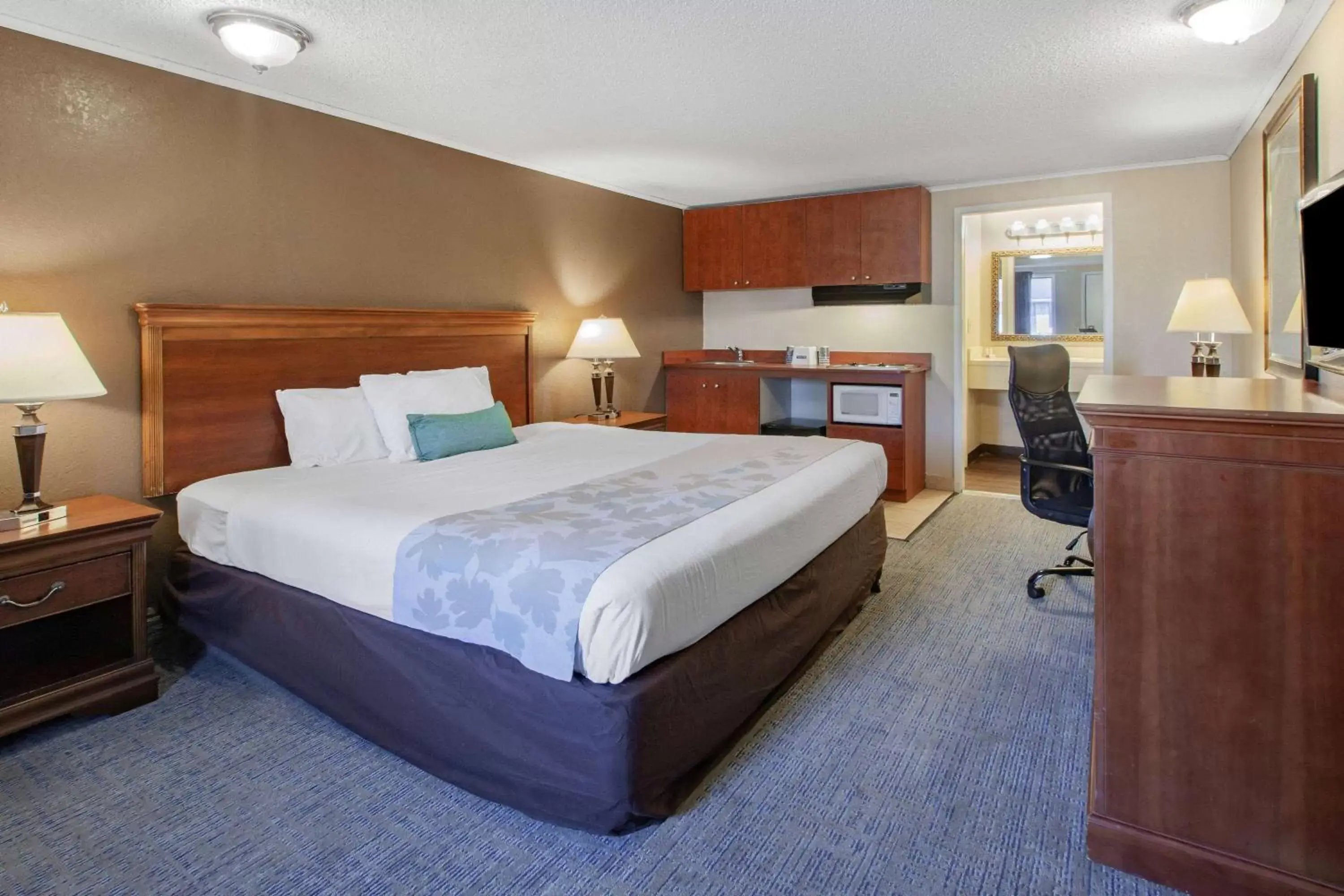 Photo of the whole room, Bed in Travelodge by Wyndham Monroe