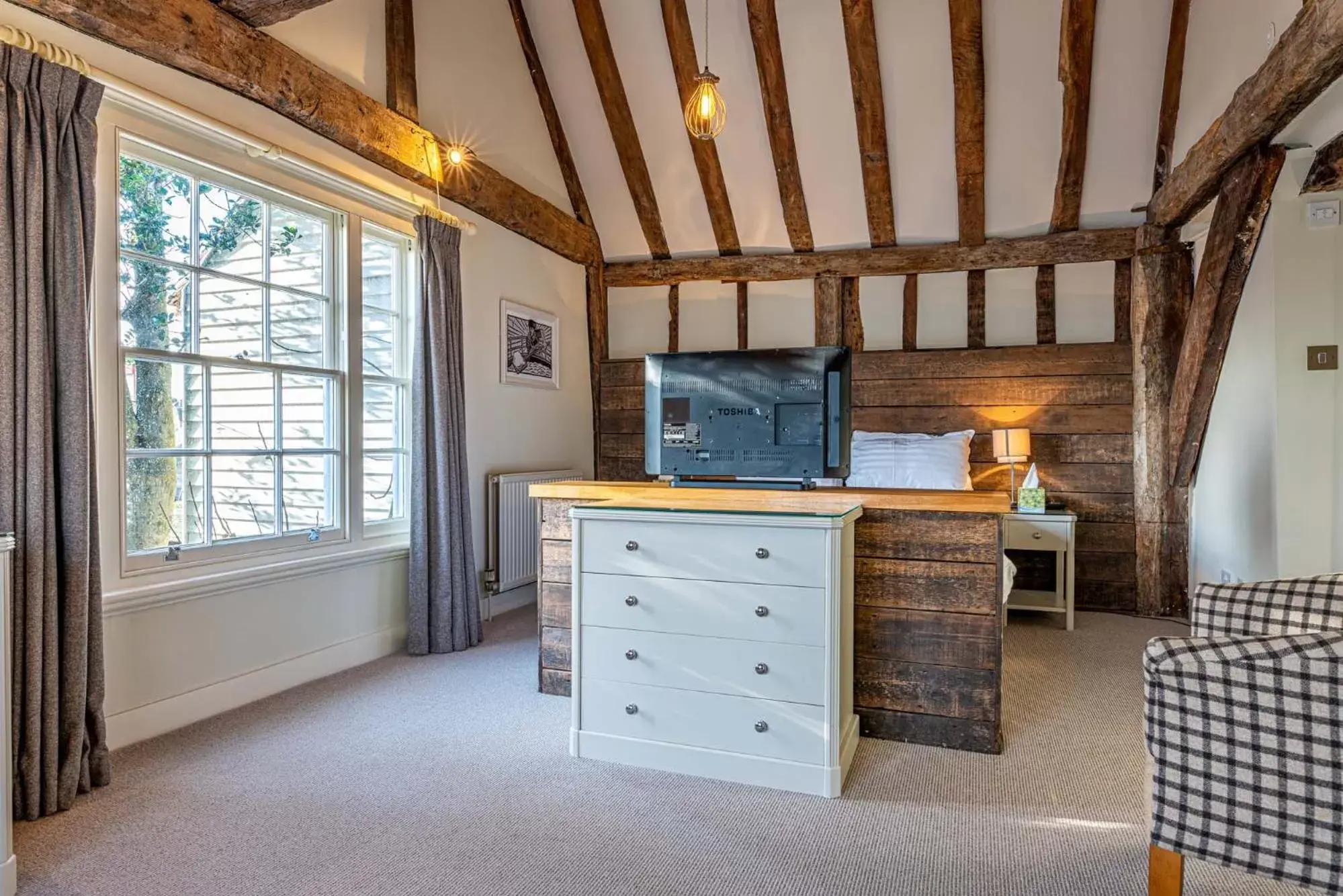 Bedroom, Seating Area in The Sun Inn