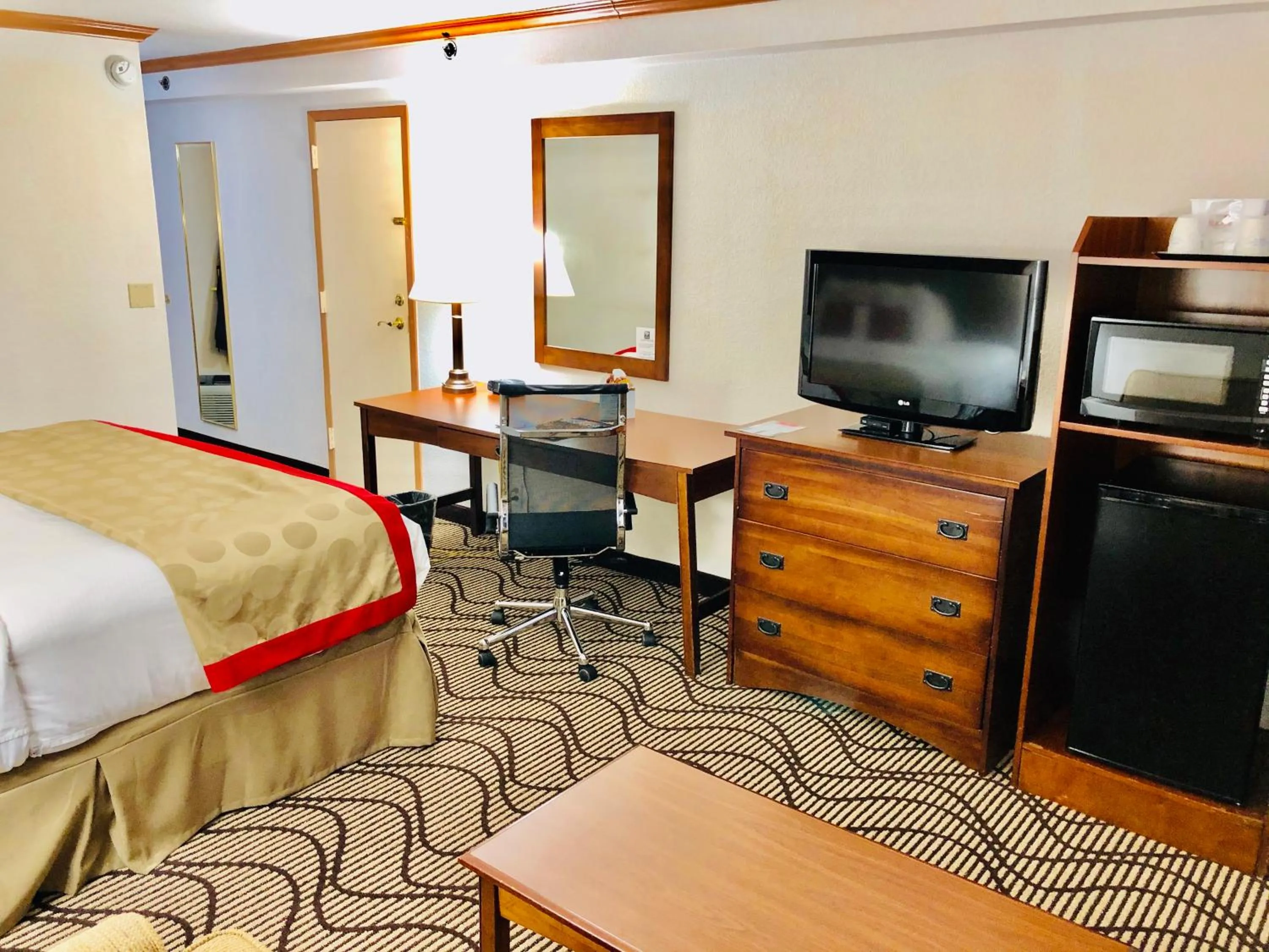 Photo of the whole room, Bed in Ramada by Wyndham Birmingham Airport