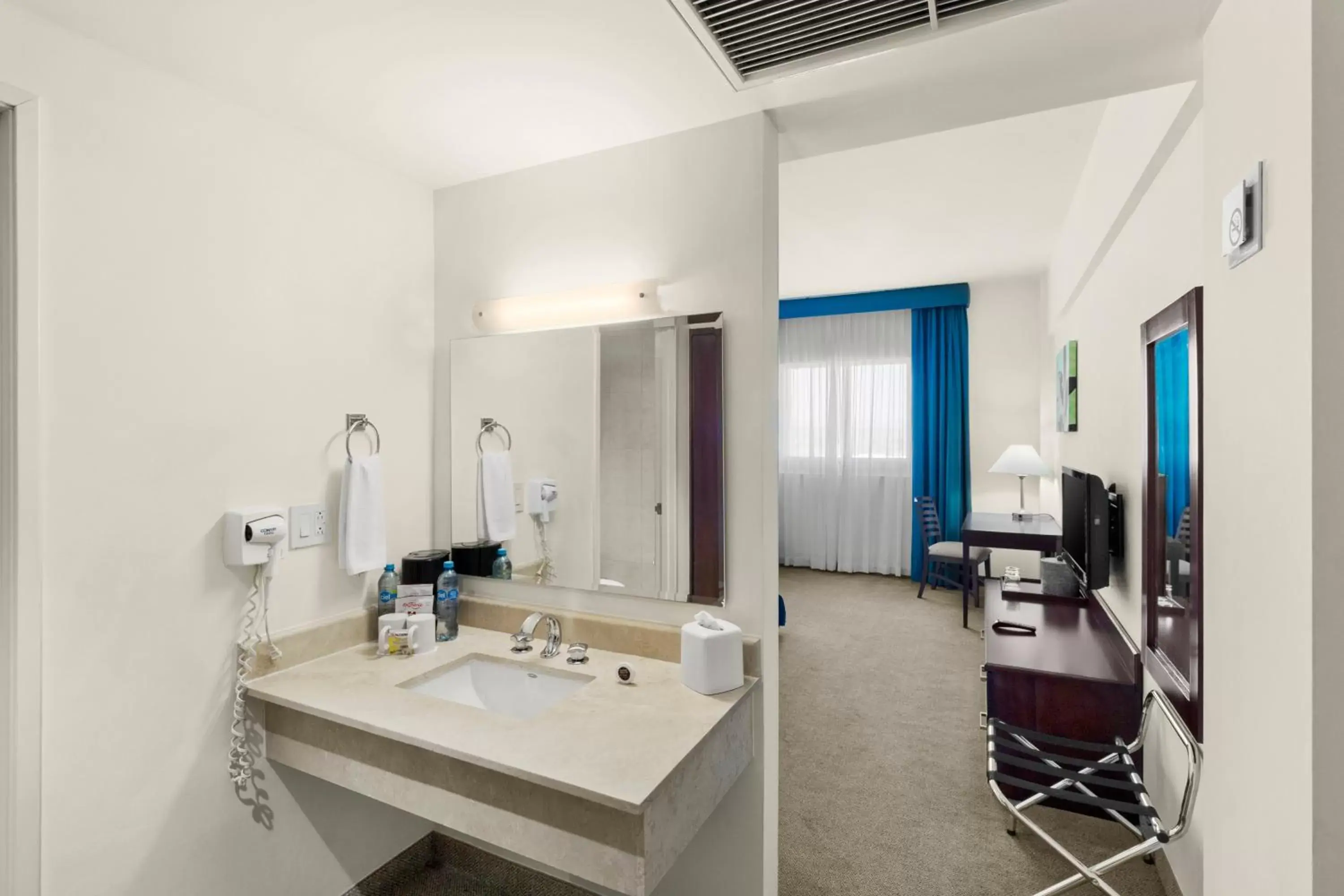 Photo of the whole room, Bathroom in Hotel Aeropuerto Los Cabos