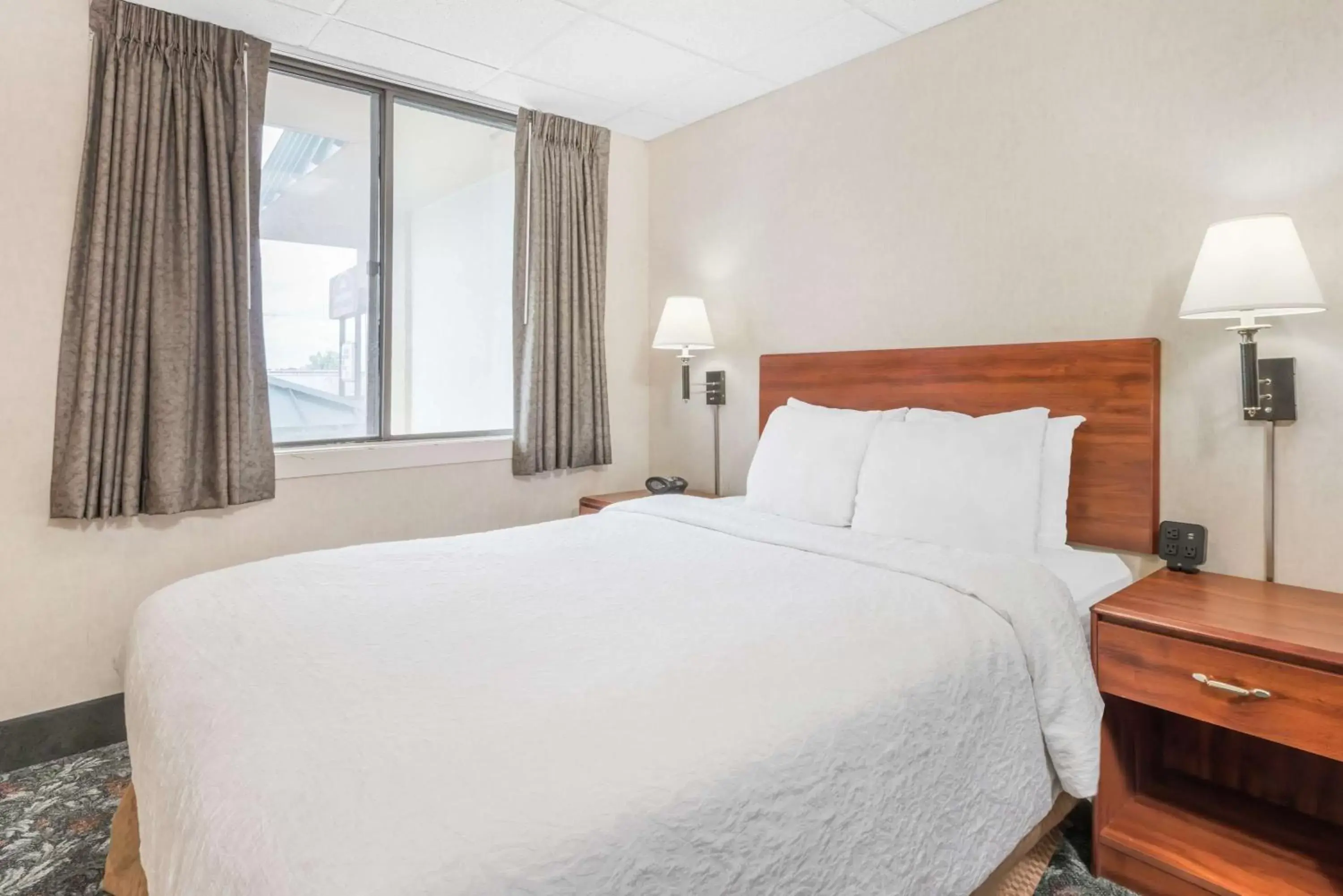 Queen Room with Two Queen Beds - Mobility Access/Non-Smoking in Howard Johnson by Wyndham Gillette