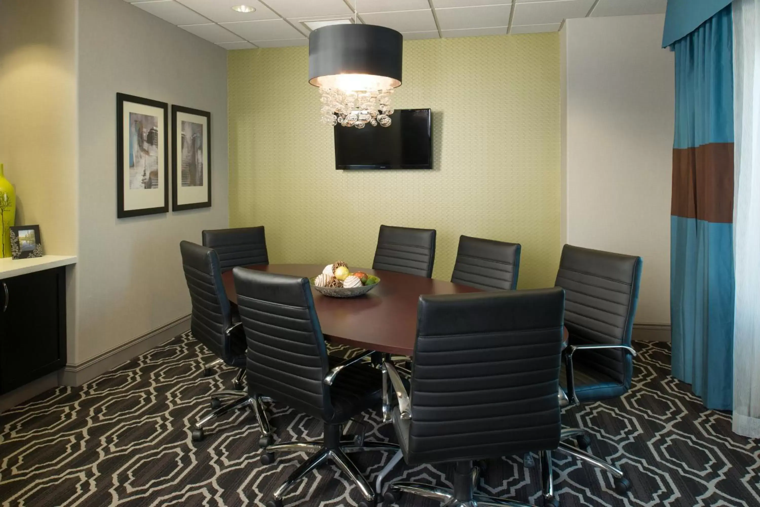 Meeting/conference room in Holiday Inn Express & Suites Kansas City Airport, an IHG Hotel