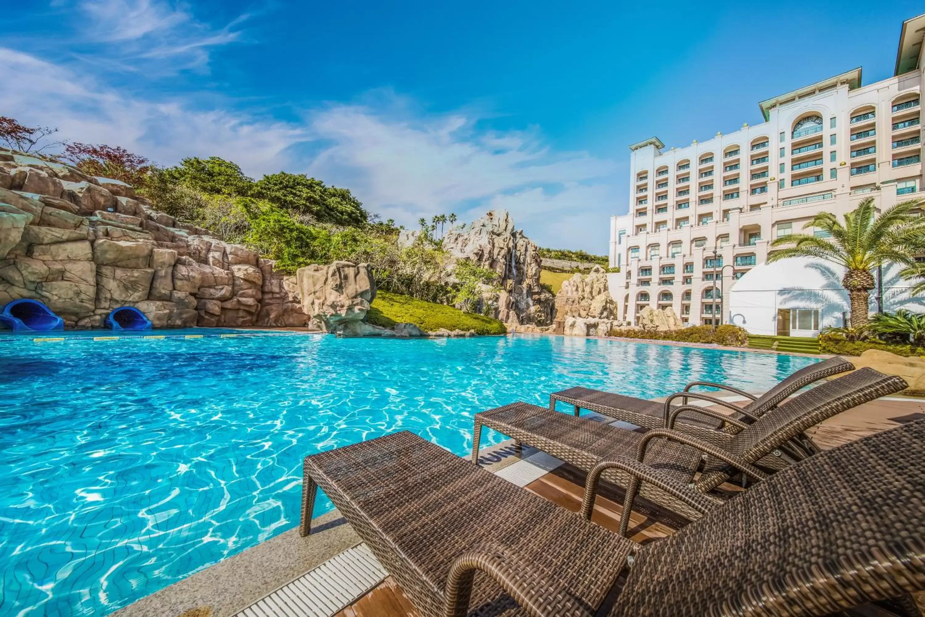 Swimming Pool in Lotte Hotel Jeju