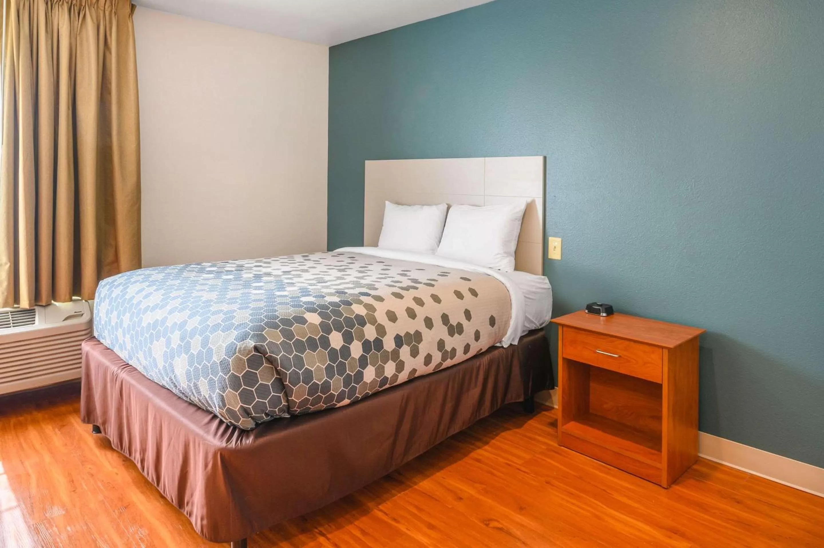 Photo of the whole room, Bed in Econo Lodge Hammond