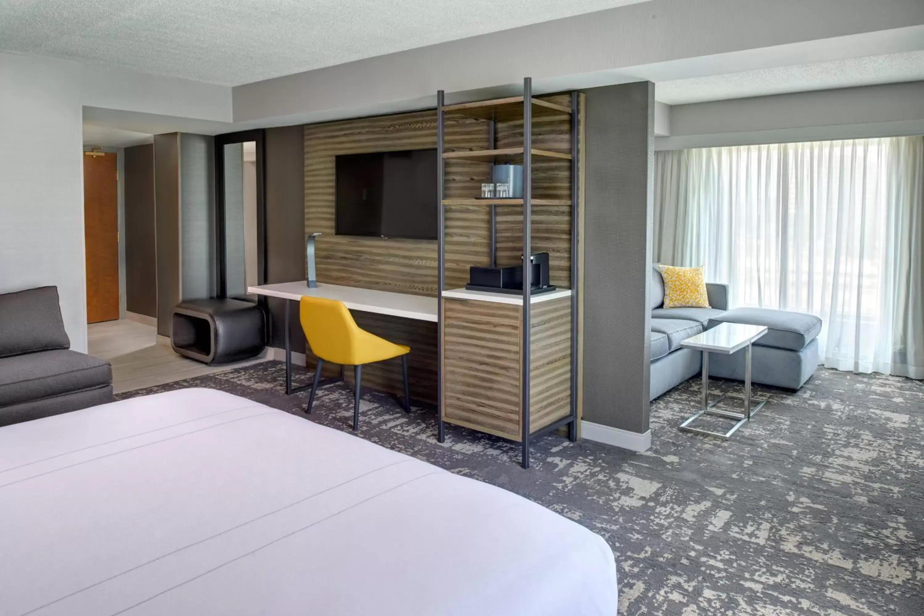 Bedroom, Seating Area in Marriott Indianapolis North
