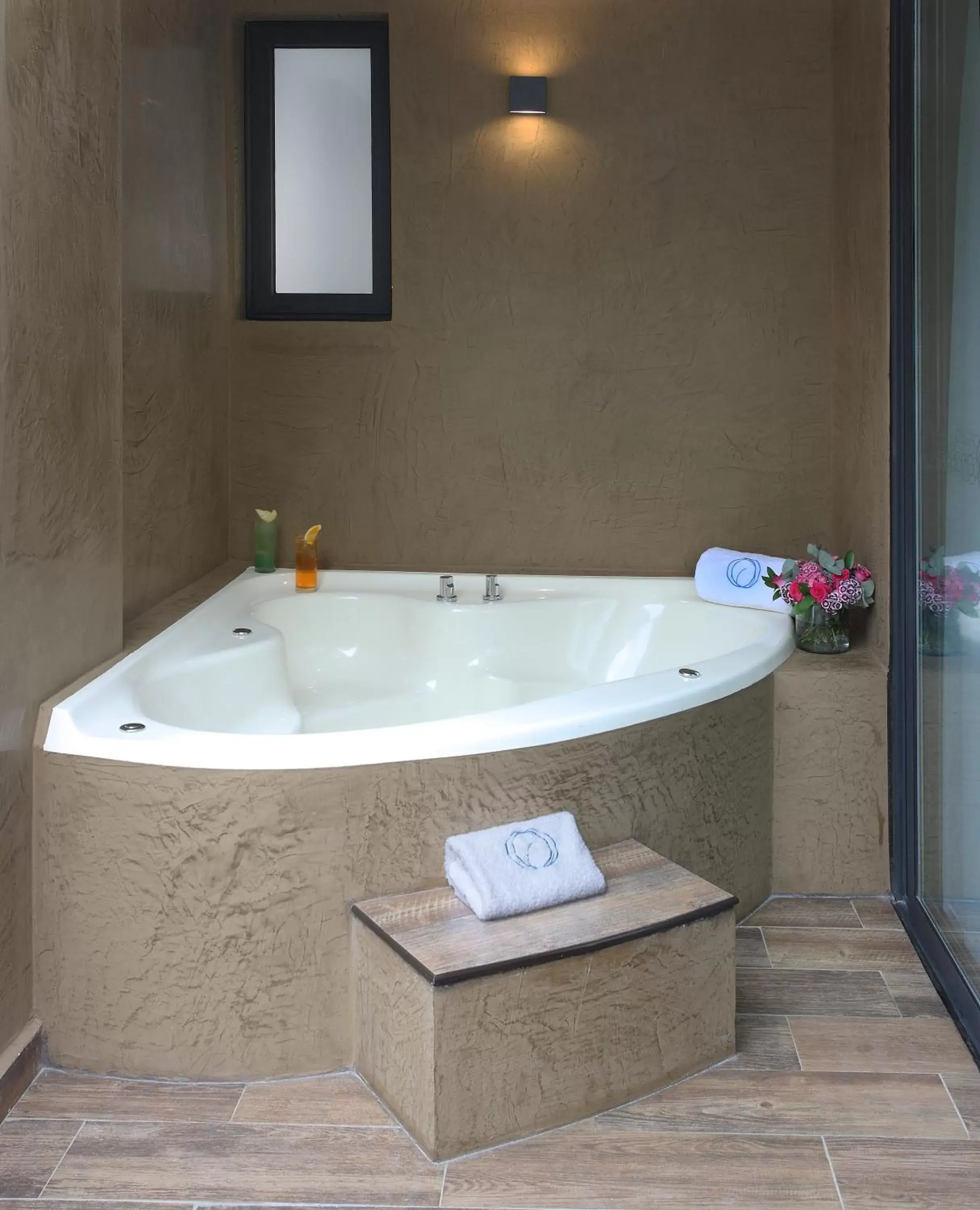 Hot Tub, Bathroom in Hotel Círculo Condesa