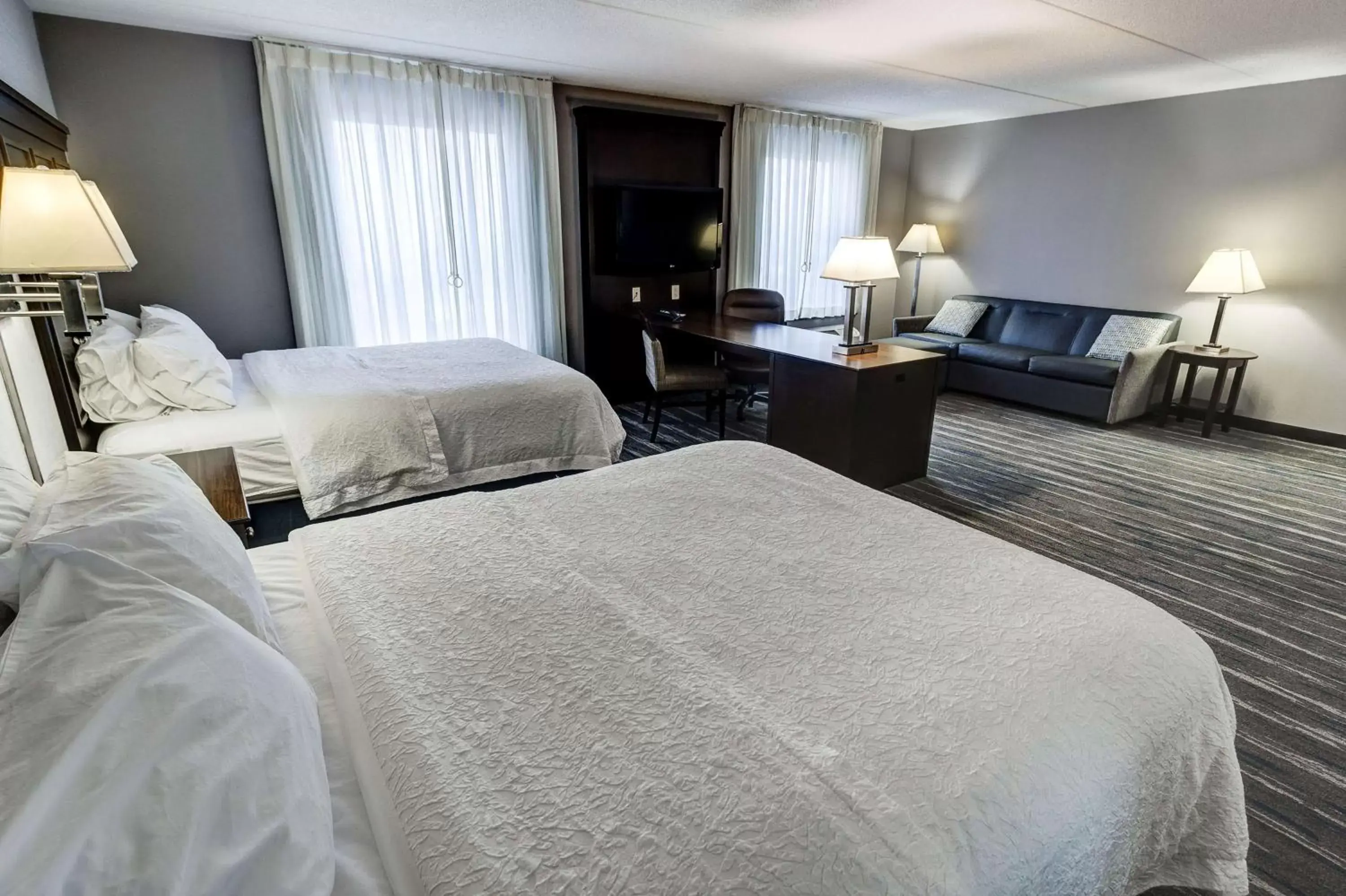 Bedroom, Bed in Hampton Inn & Suites by Hilton Brantford