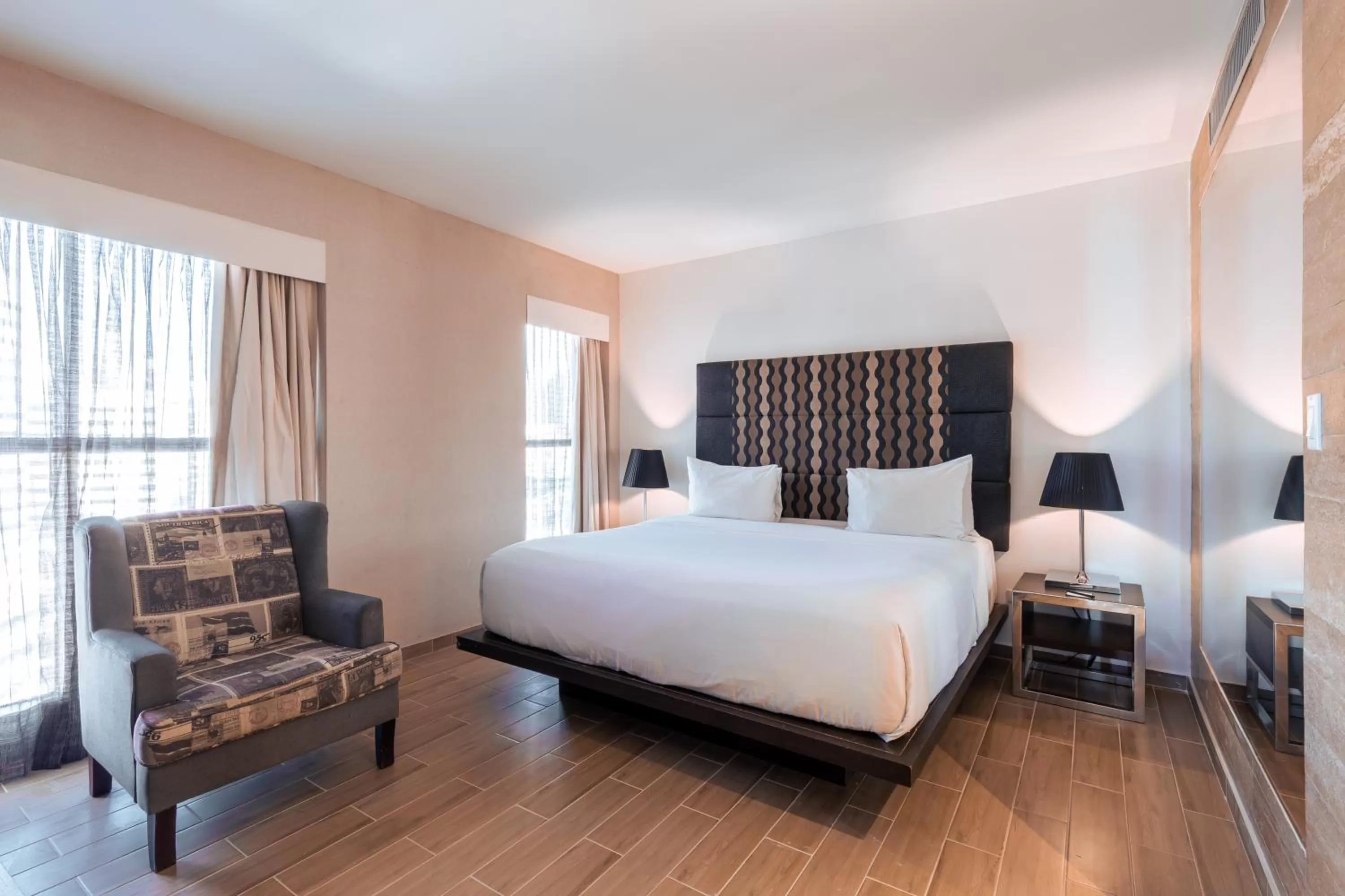 Photo of the whole room, Bed in Exe Oriental Panamá