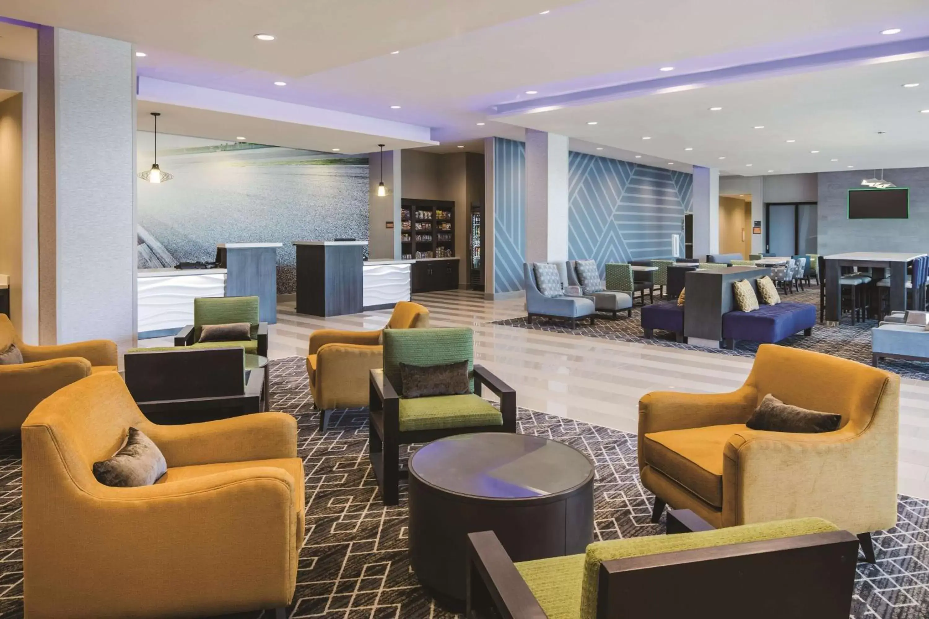 Lobby or reception, Lounge/Bar in La Quinta by Wyndham McDonough