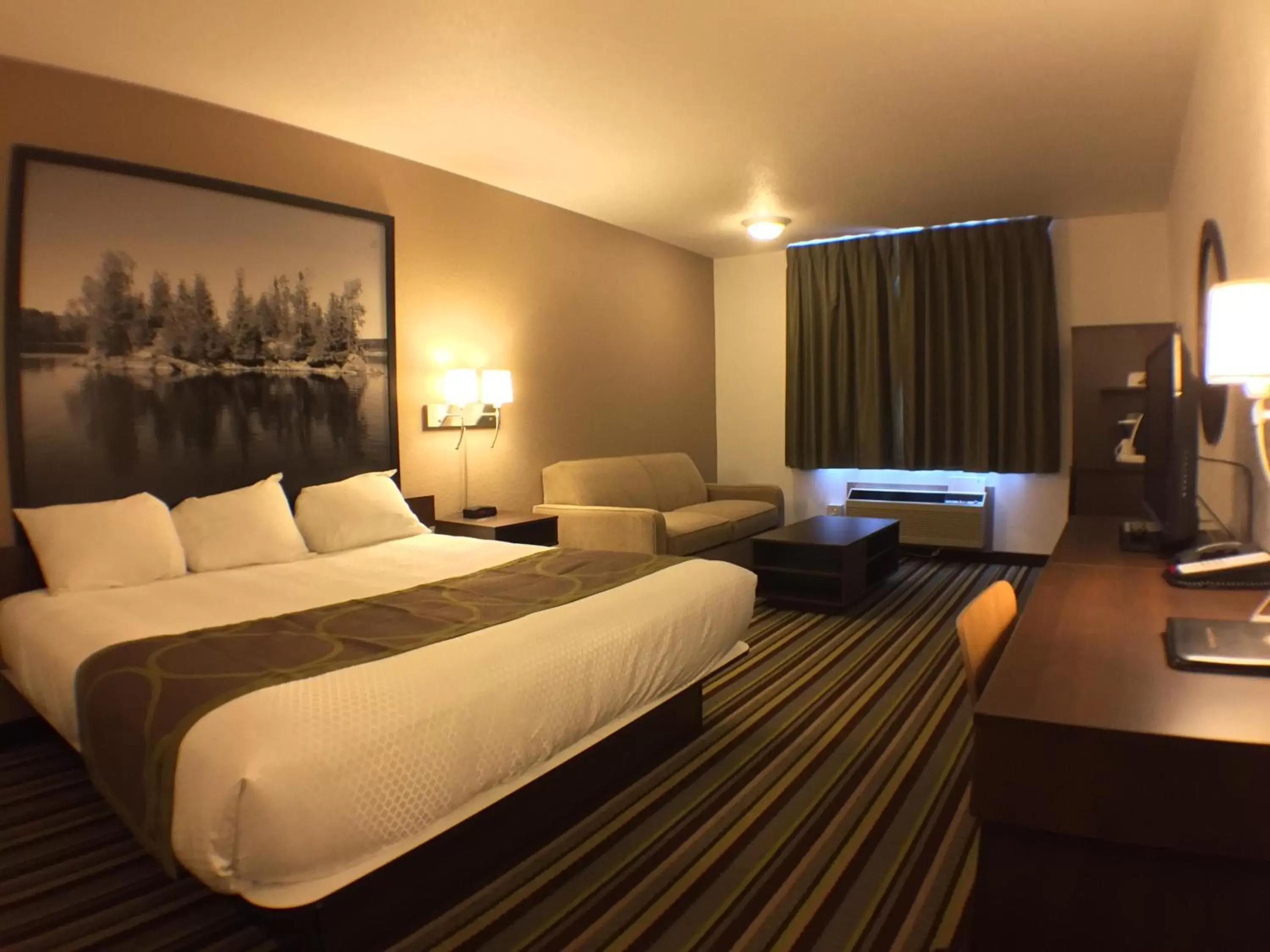 Photo of the whole room, Bed in Super 8 by Wyndham Kenora