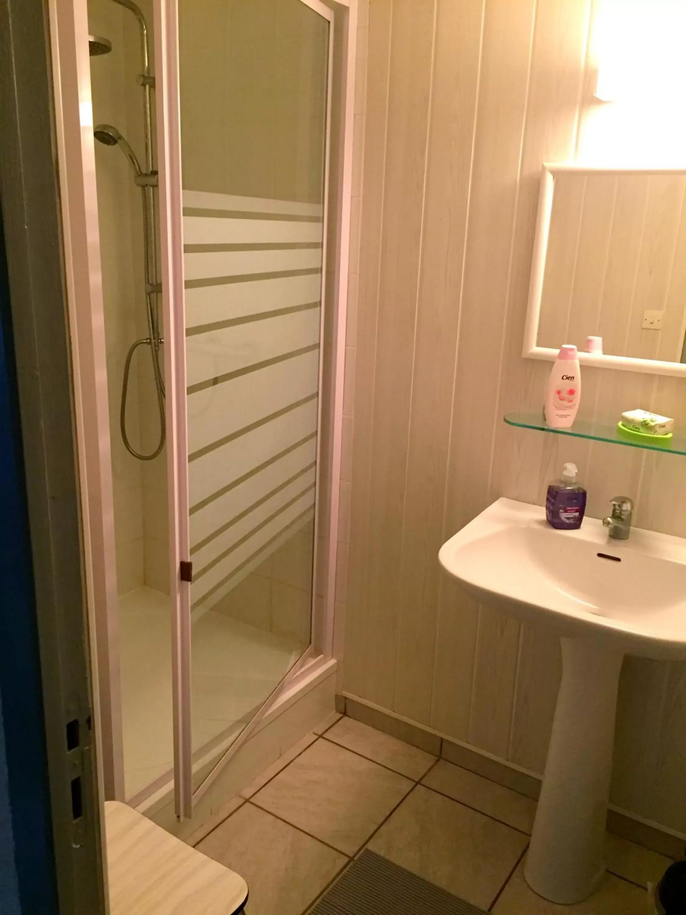 Shower, Bathroom in Chambres d'Hôtes Le Clos du Murier