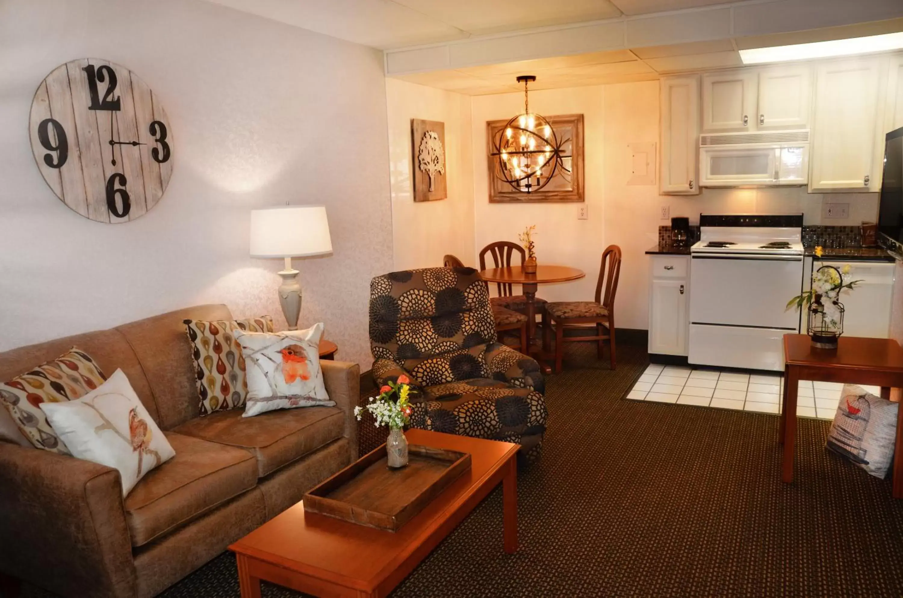 Kitchen or kitchenette, Seating Area in Centerstone Plaza Hotel Soldiers Field - Mayo Clinic Area