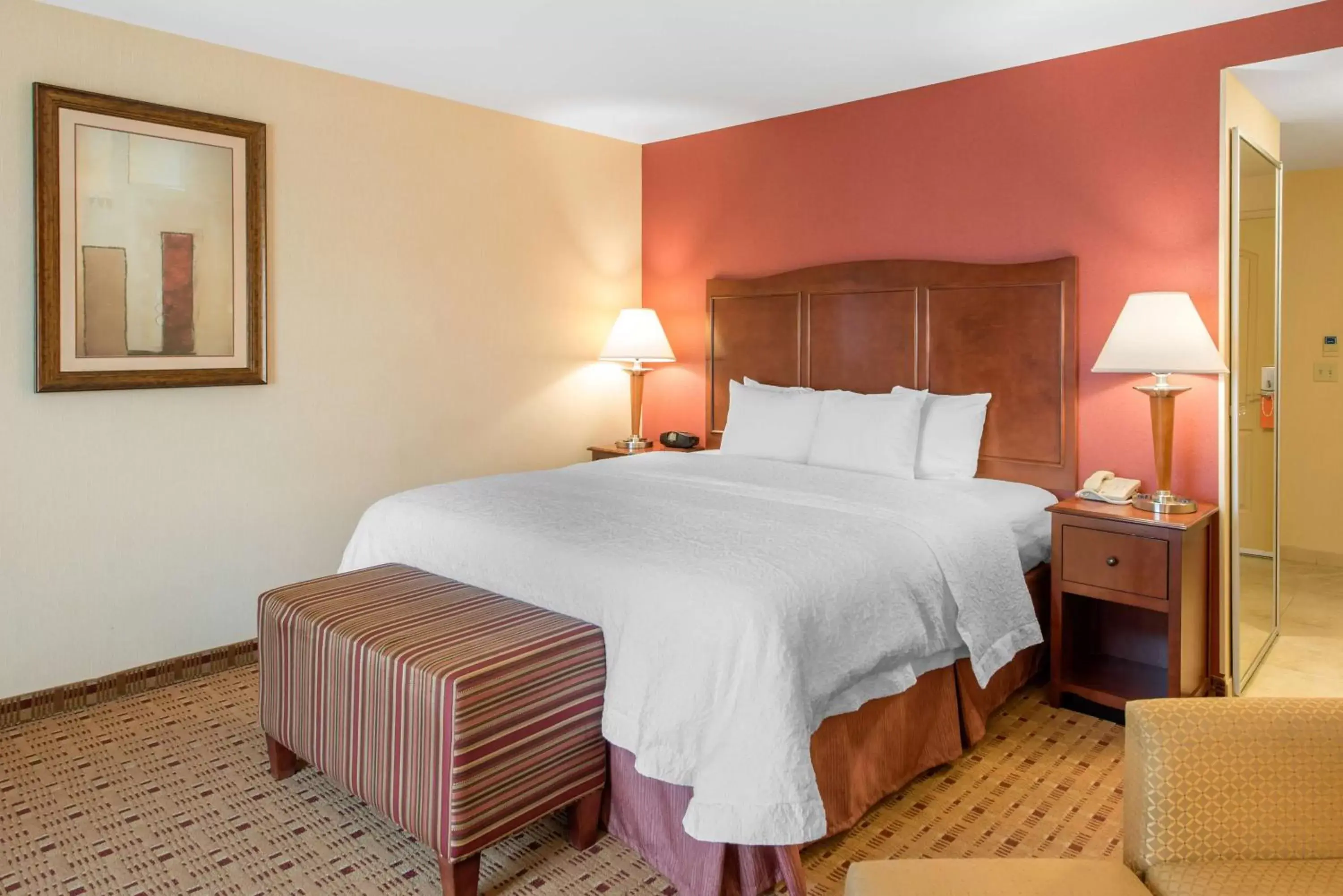 Living room, Bed in Hampton Inn & Suites Arcata