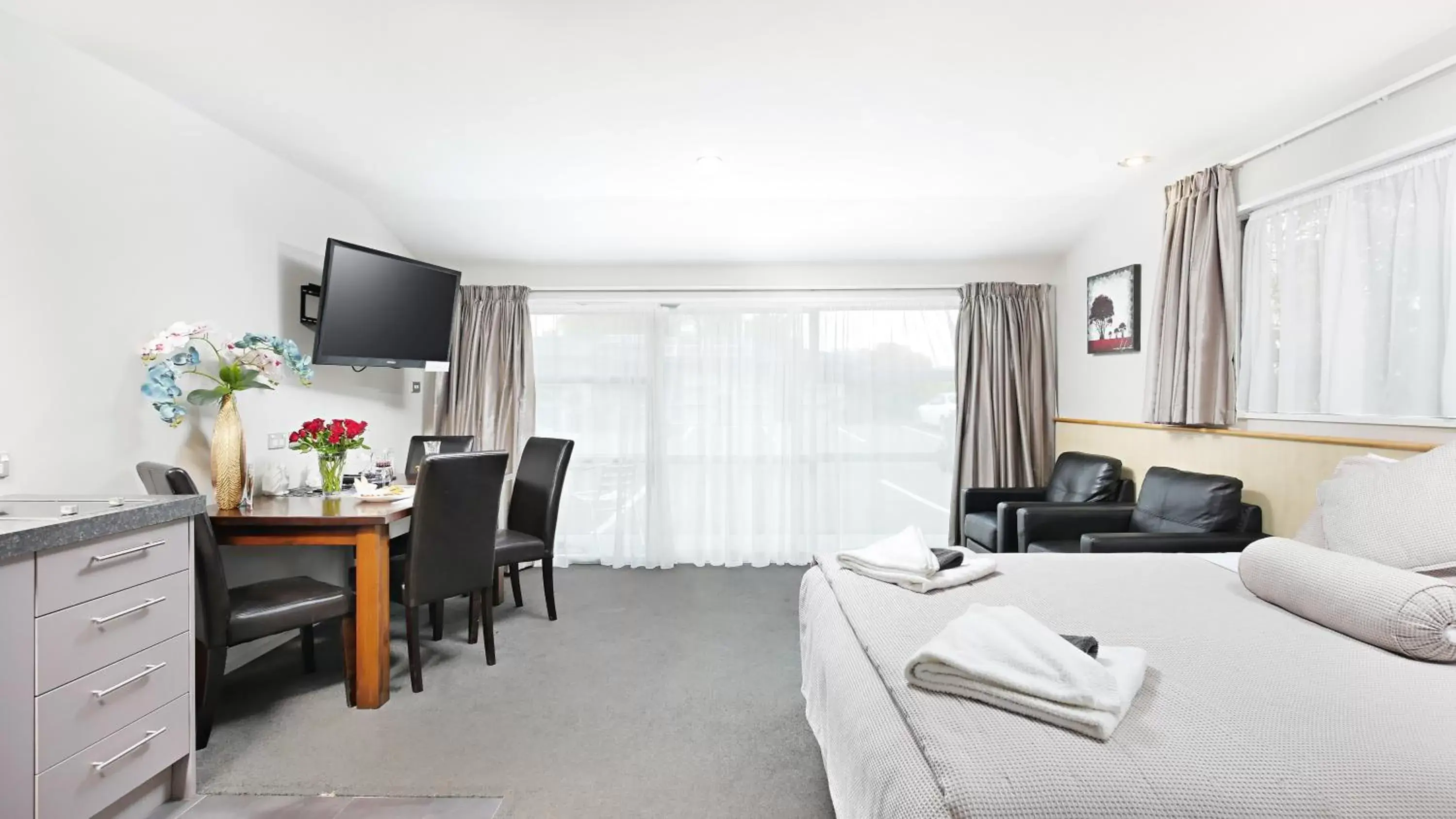 TV and multimedia, Bed in Arthur's Court Motor Lodge TV and multimedia, Bed in Arthur's Court Motor Lodge