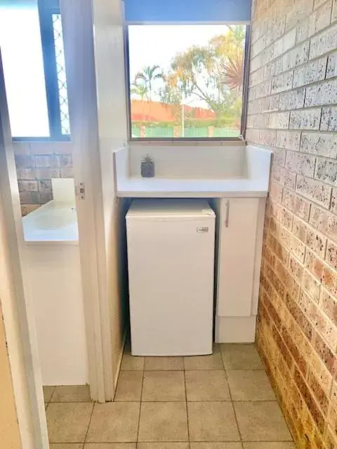 Kitchen/Kitchenette in Golden Beach Motor Inn