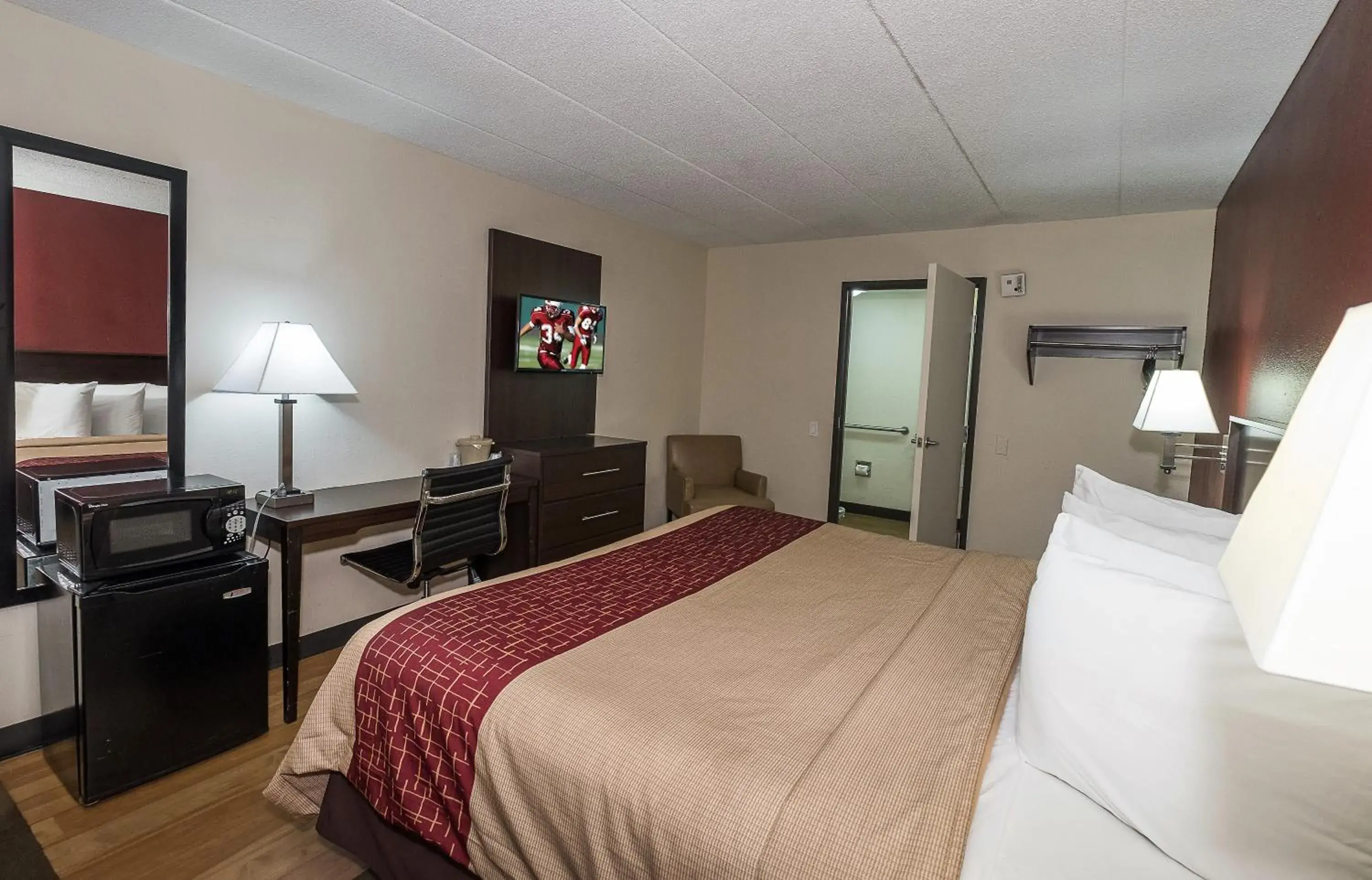 Photo of the whole room, Bed in Red Roof Inn Columbus East- Reynoldsburg